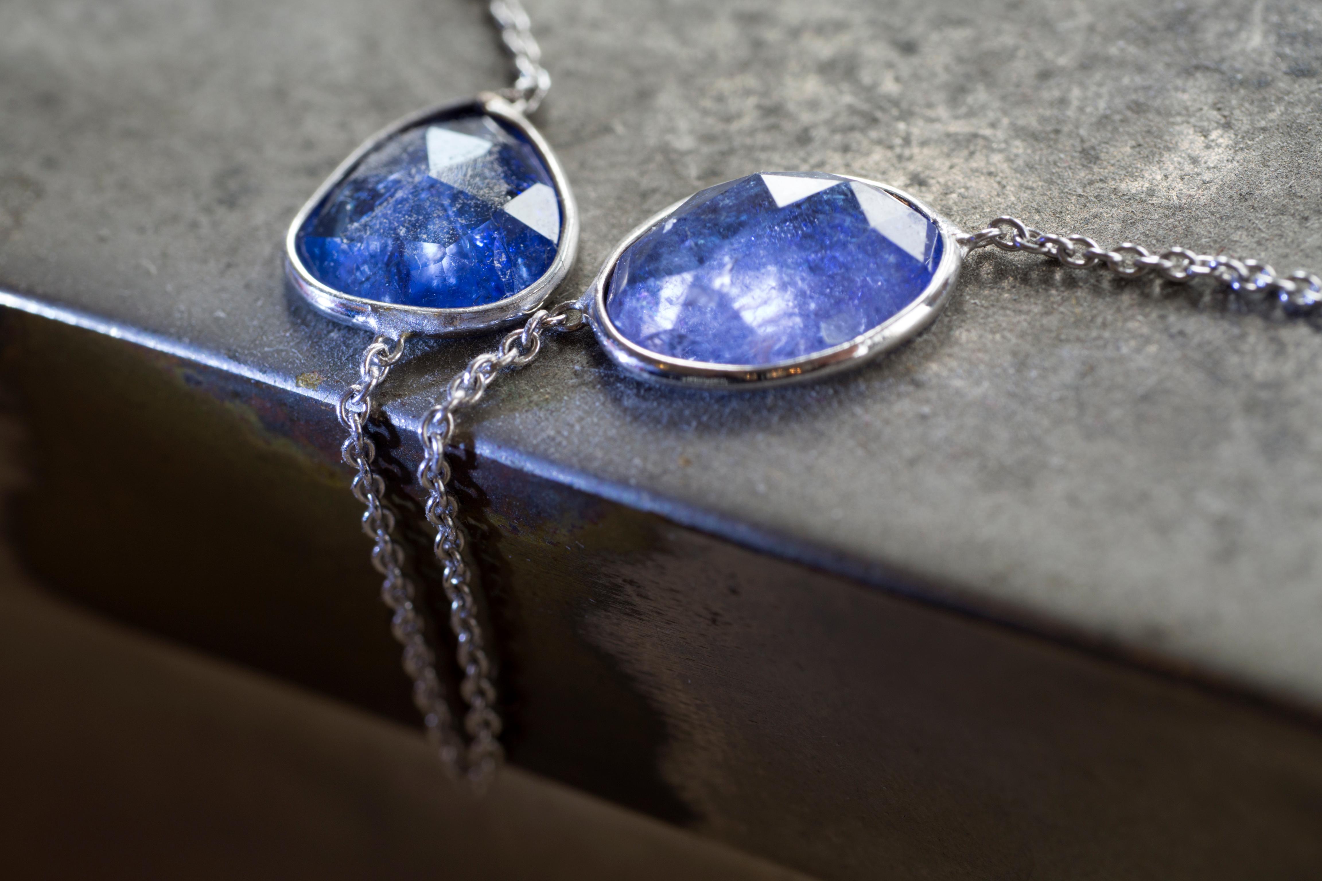Contemporary White Gold Chain Necklace Set with Tanzanites Flat Cut by Marion Jeantet For Sale