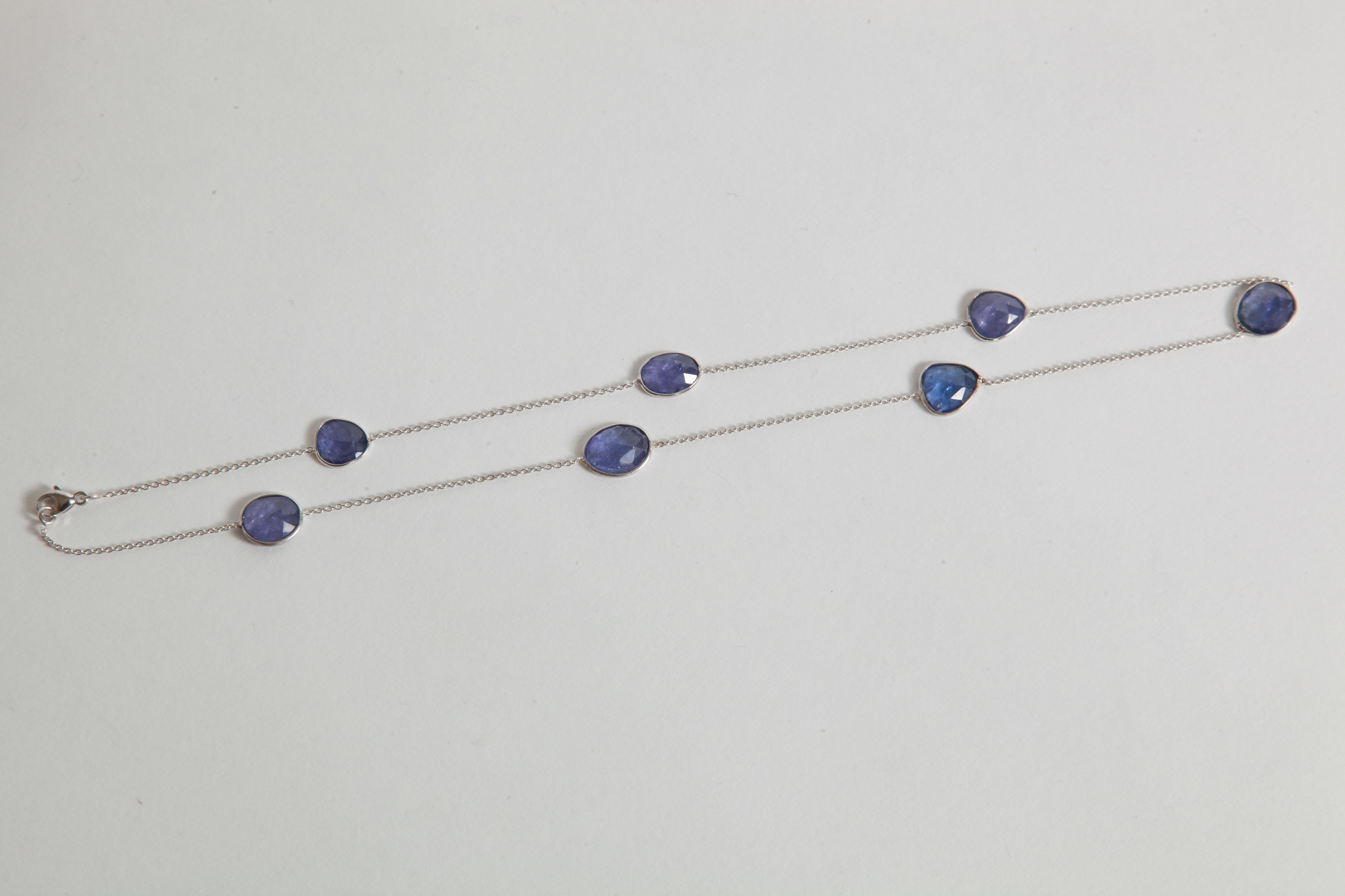 White Gold Chain Necklace Set with Tanzanites Flat Cut by Marion Jeantet In New Condition For Sale In Paris, FR