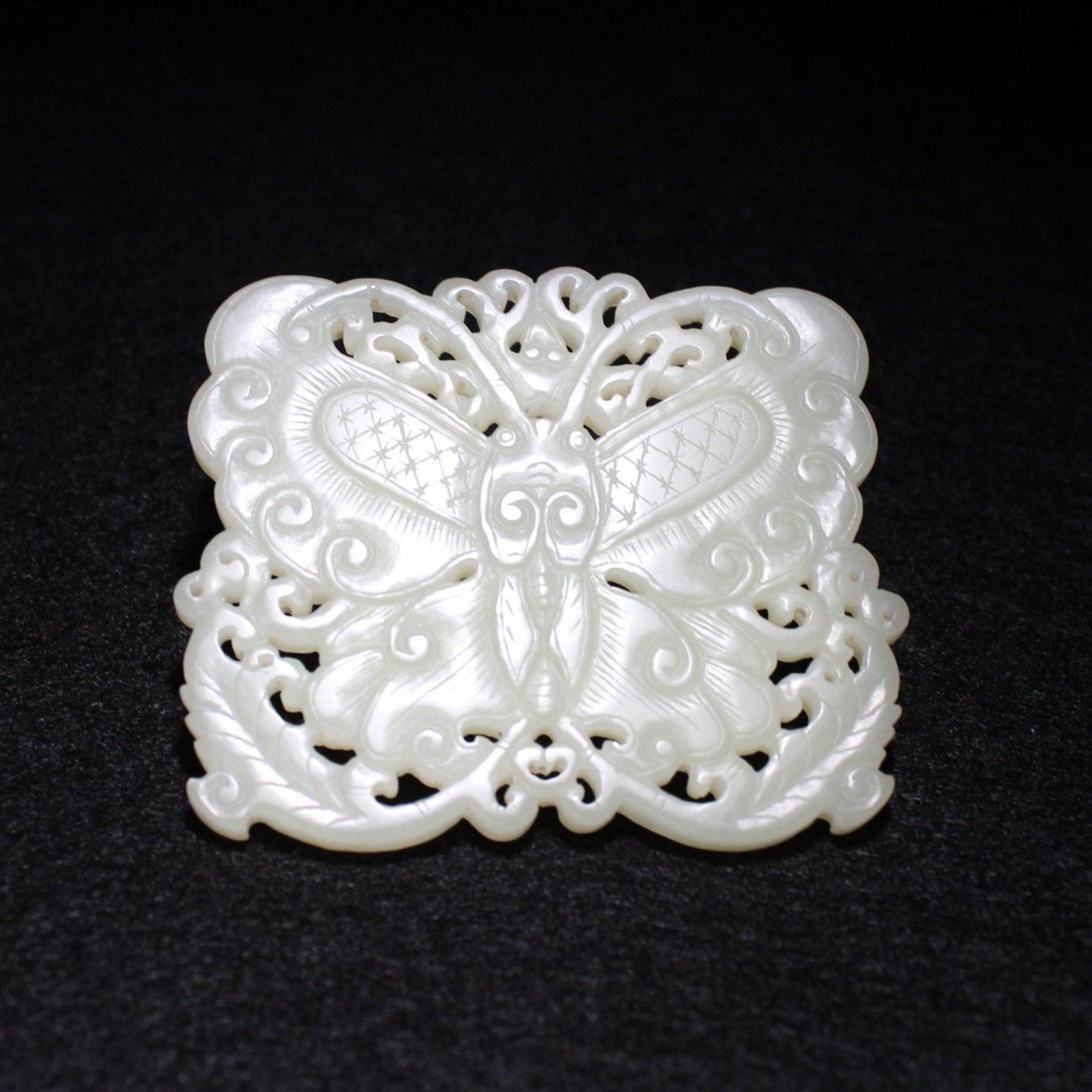 A White Jade Butterfly Plate, Ming Dynasty In Good Condition In San Diego, CA