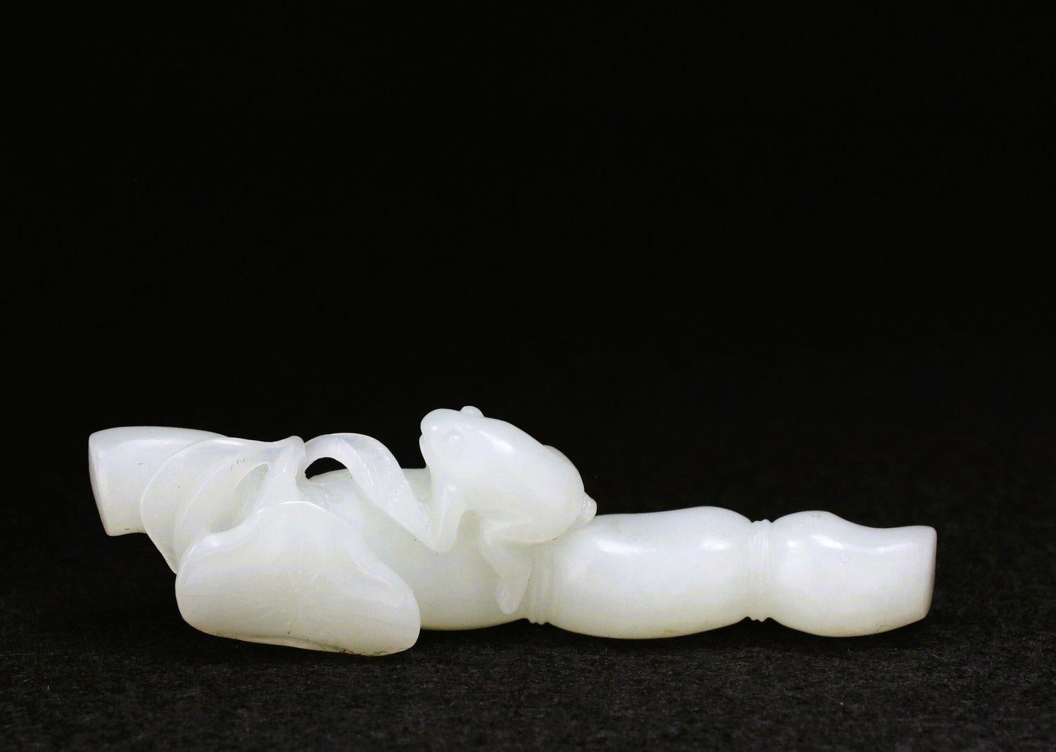 Repose-pinceau en jade blanc à base de racines de lotus, dynastie Qing Unisexe en vente