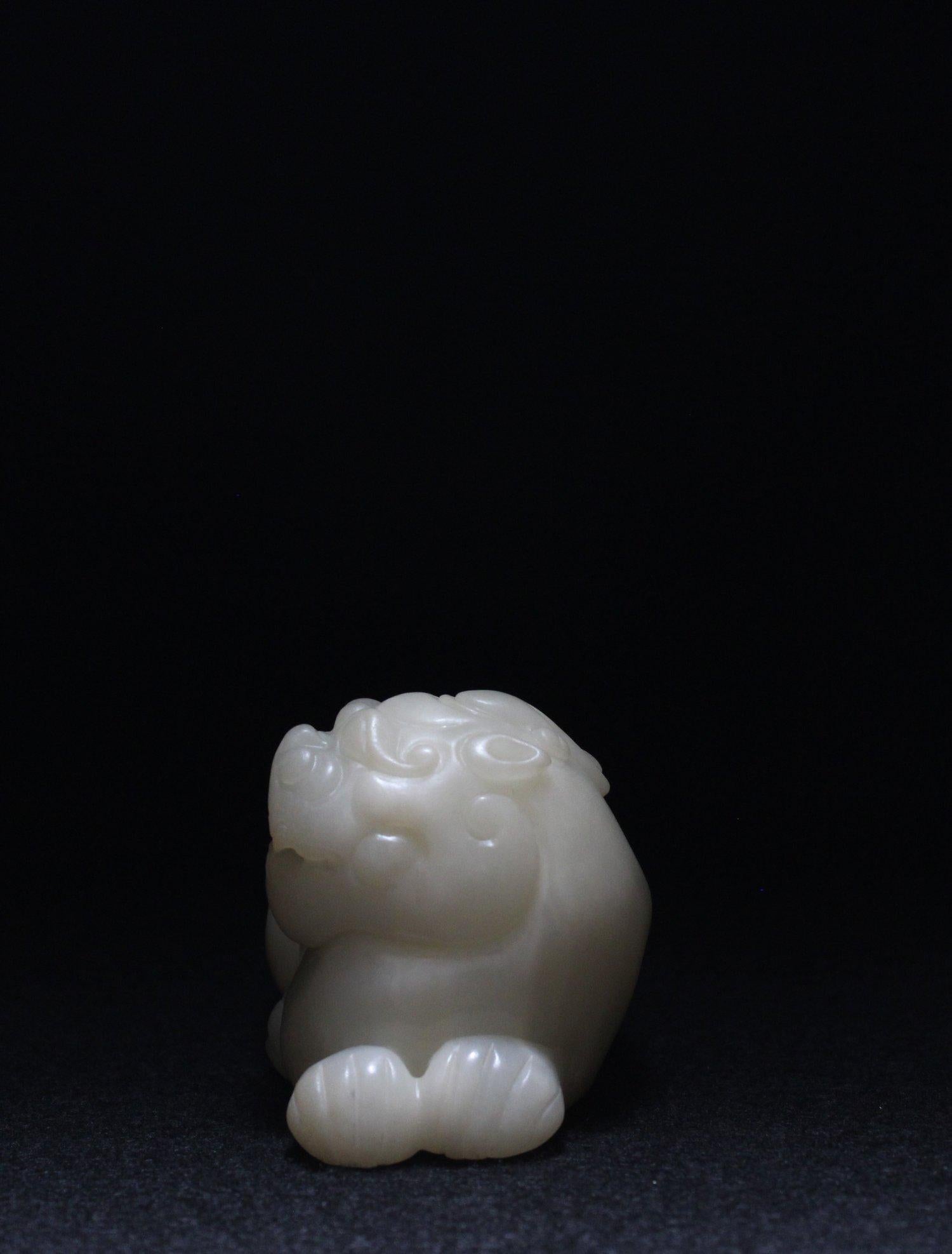 A White Jade Mythical Beast In Good Condition For Sale In San Diego, CA