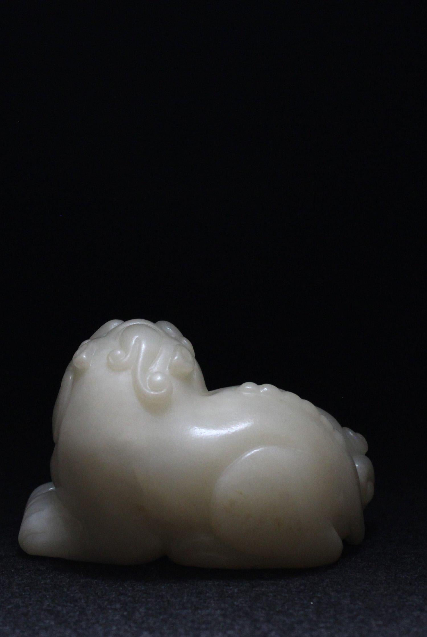 Women's or Men's A White Jade Mythical Beast For Sale
