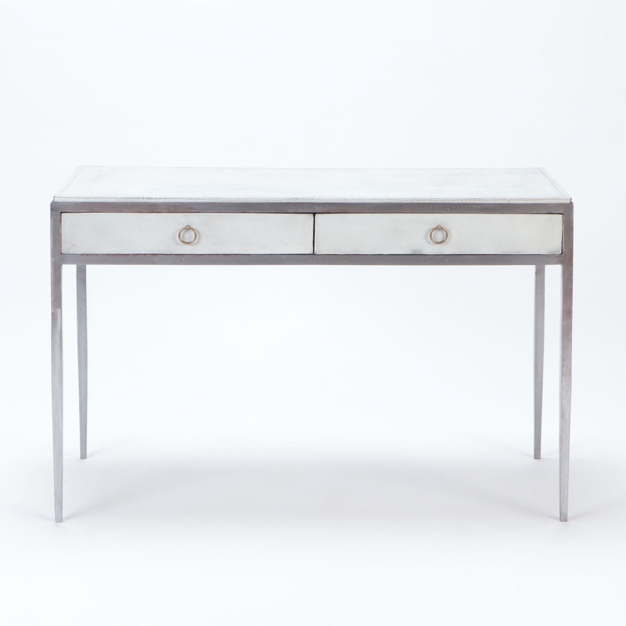 Ein Schreibtisch aus weißem Leder und poliertem Eisen, nach dem Vorbild von Jean-Michel Frank. Zwei Schubladen mit Messinggriffen. Zeitgenössisch.