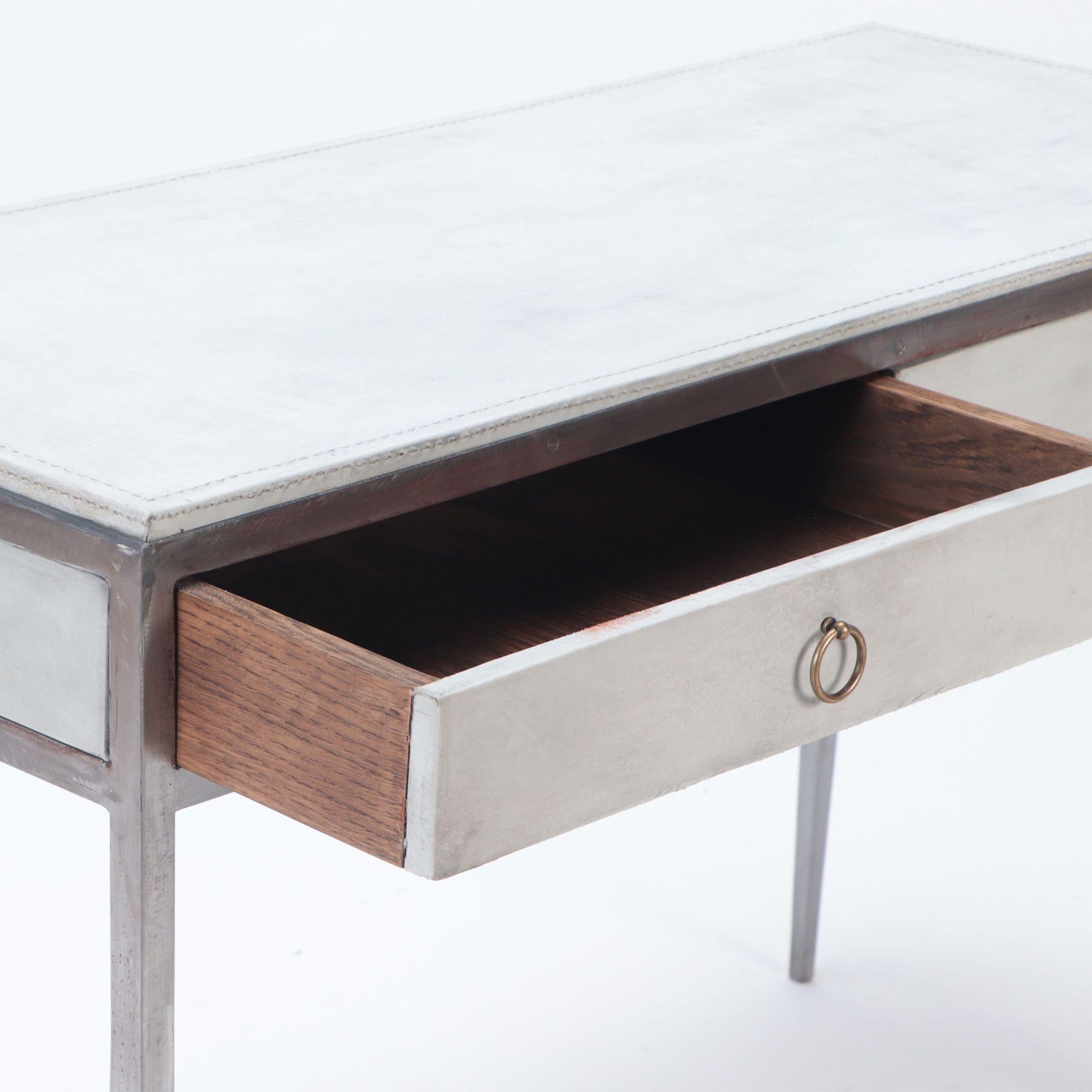 Schreibtisch aus weißem Leder und poliertem Eisen, zeitgenössisch (21. Jahrhundert und zeitgenössisch) im Angebot