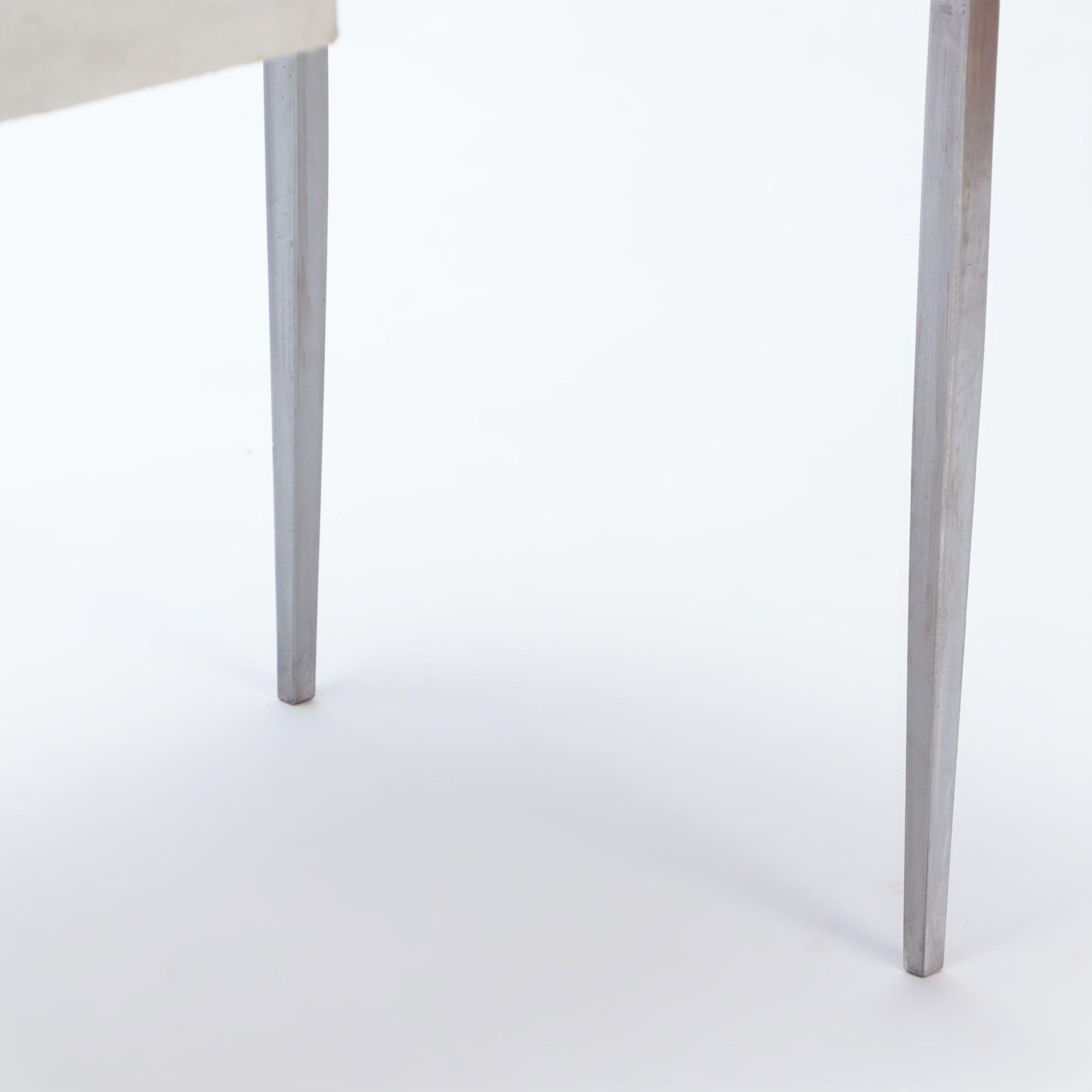 Schreibtisch aus weißem Leder und poliertem Eisen, zeitgenössisch im Angebot 1