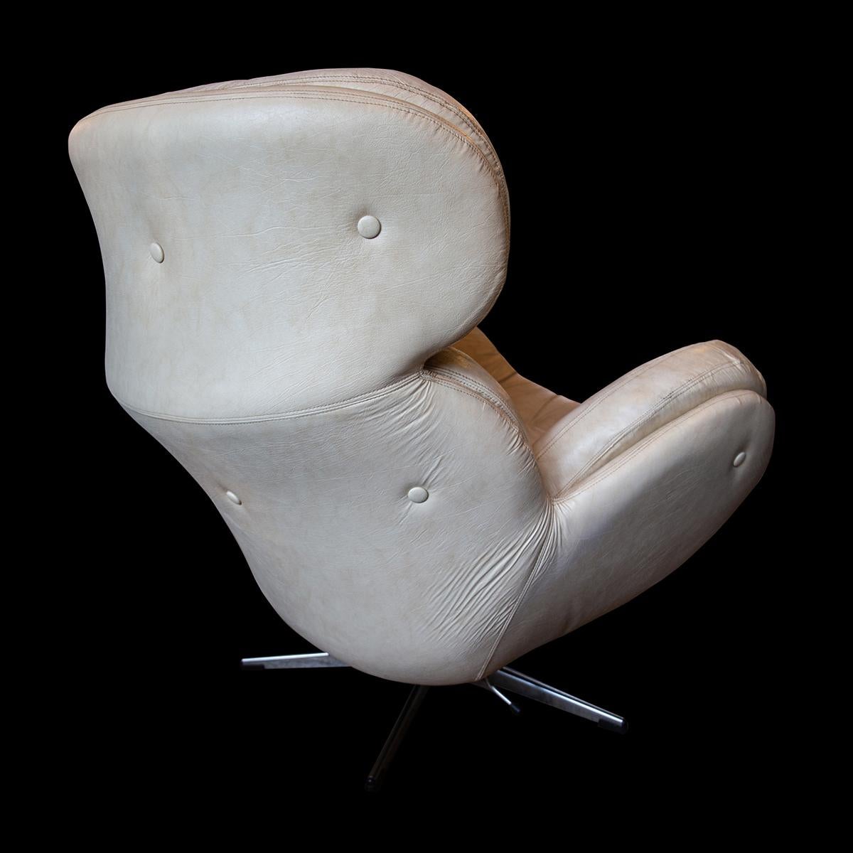 White Leather Lounge Chair by Torring Mobelfabrikk, Norway, 1970 In Good Condition In London, GB