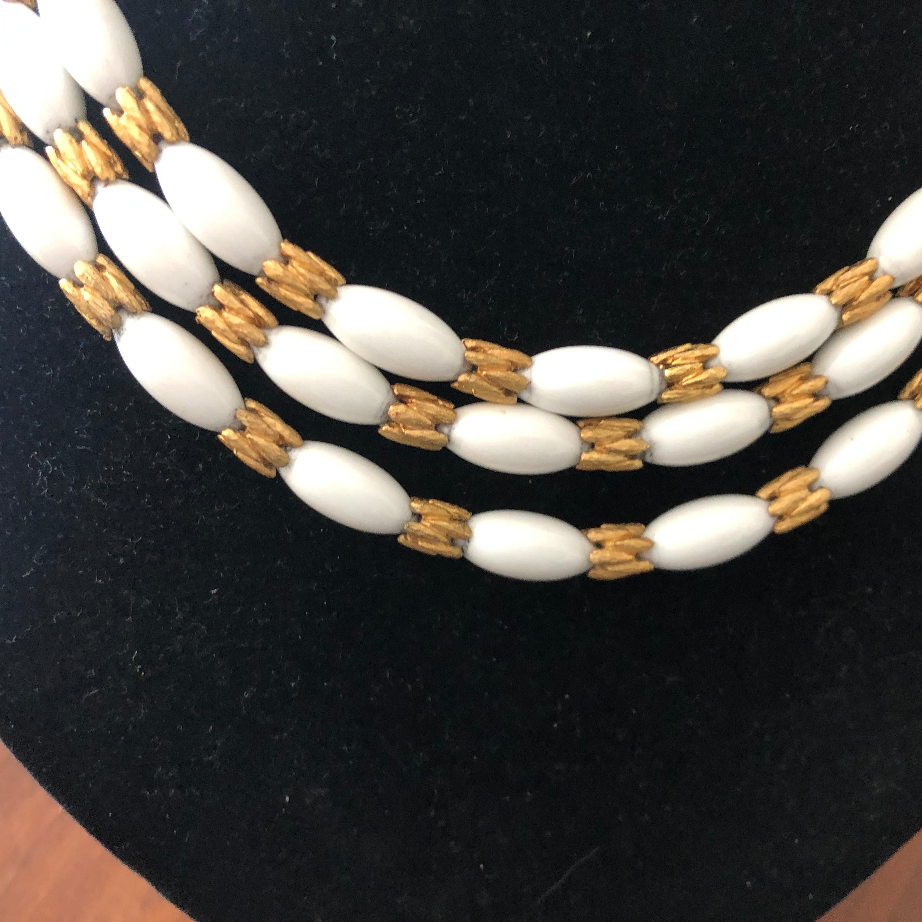 A vintage chocker necklace by Trifari, made in U.S. in the Sixties, good conditions overall