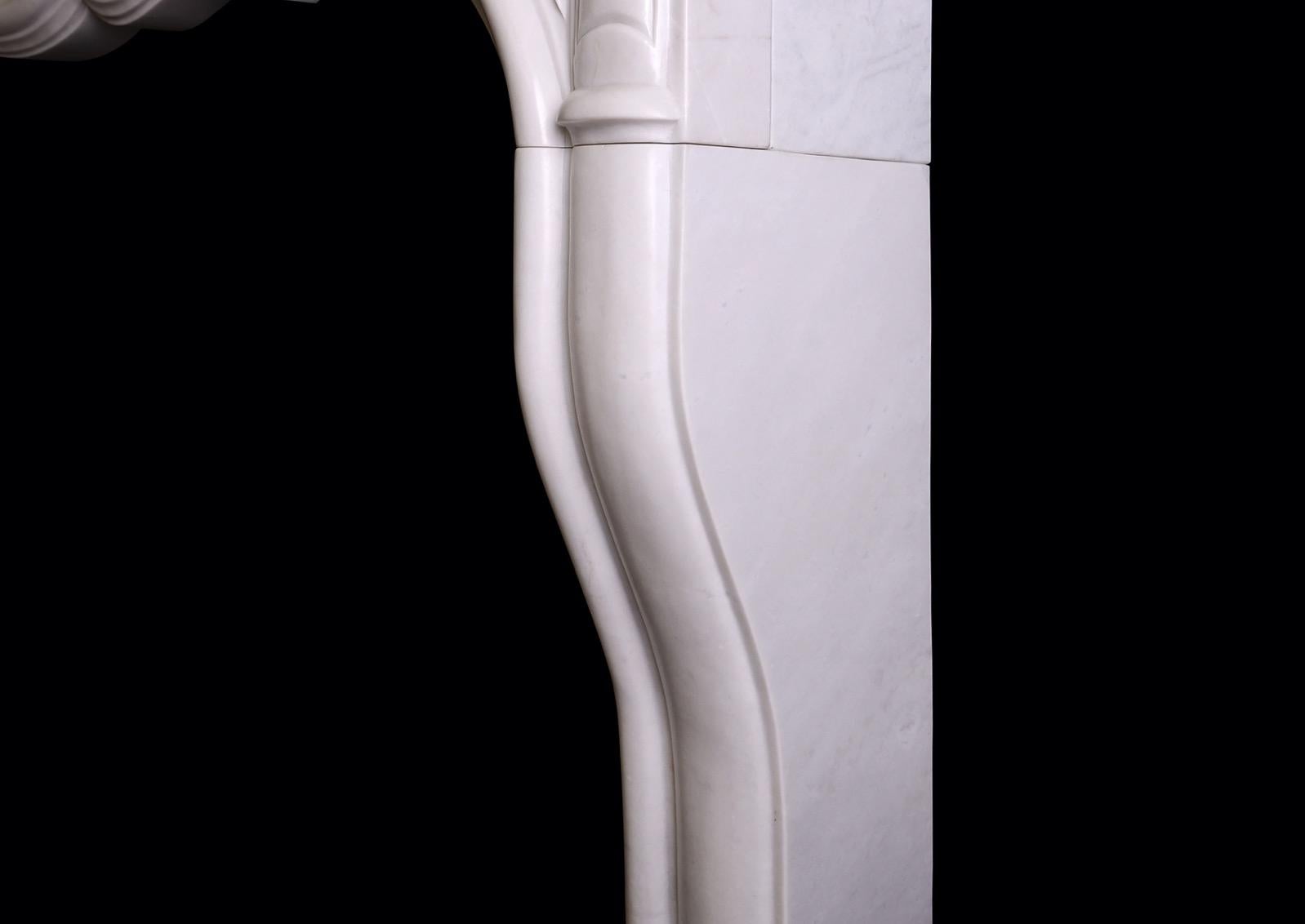 Louis XIV Cheminée en marbre blanc dans le style transitionnel français LXIV / LXV en vente