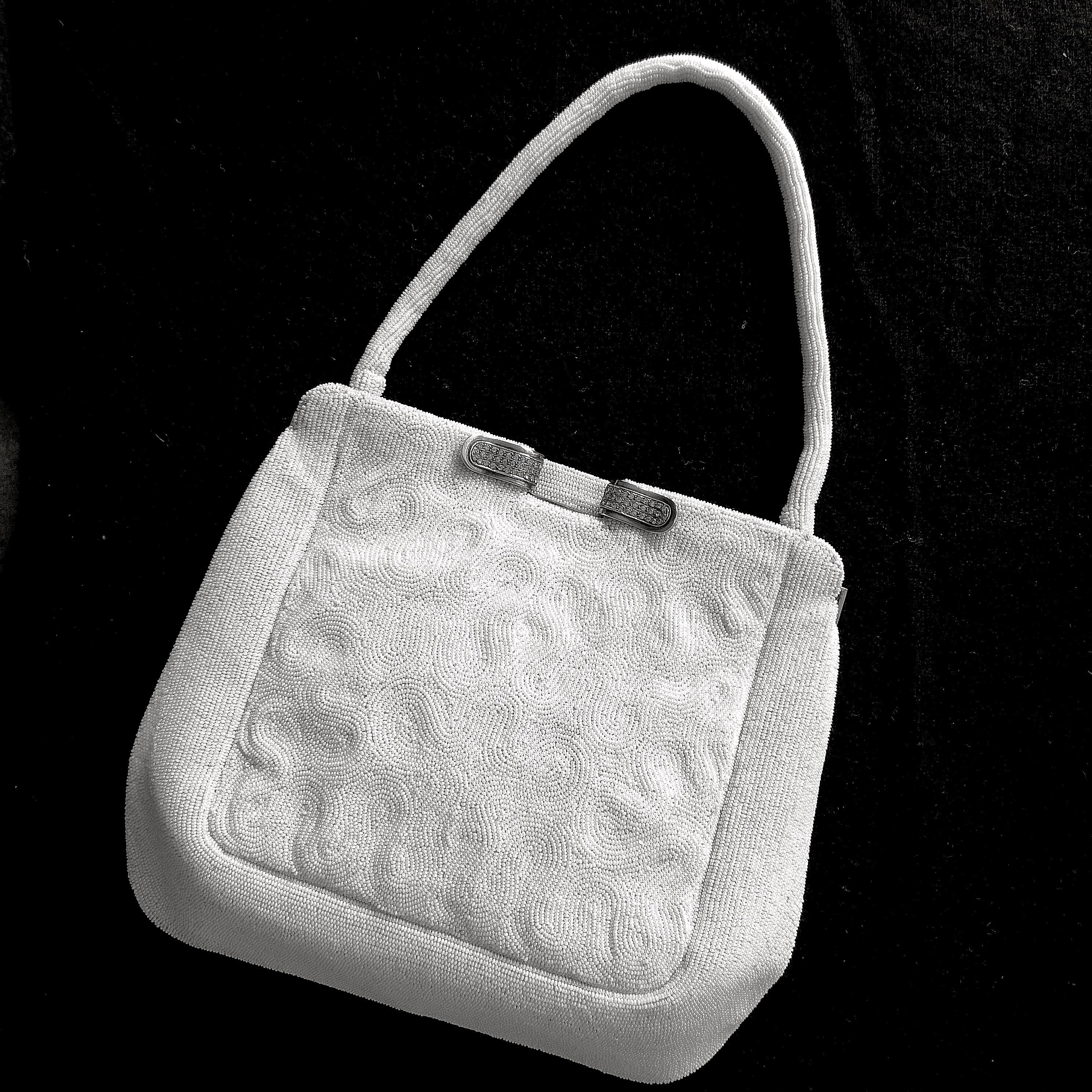 Weiße Abendtasche mit Mikroperlen, für Saks Fifth Avenue, Frankreich, 1950er Jahre. (Grau) im Angebot