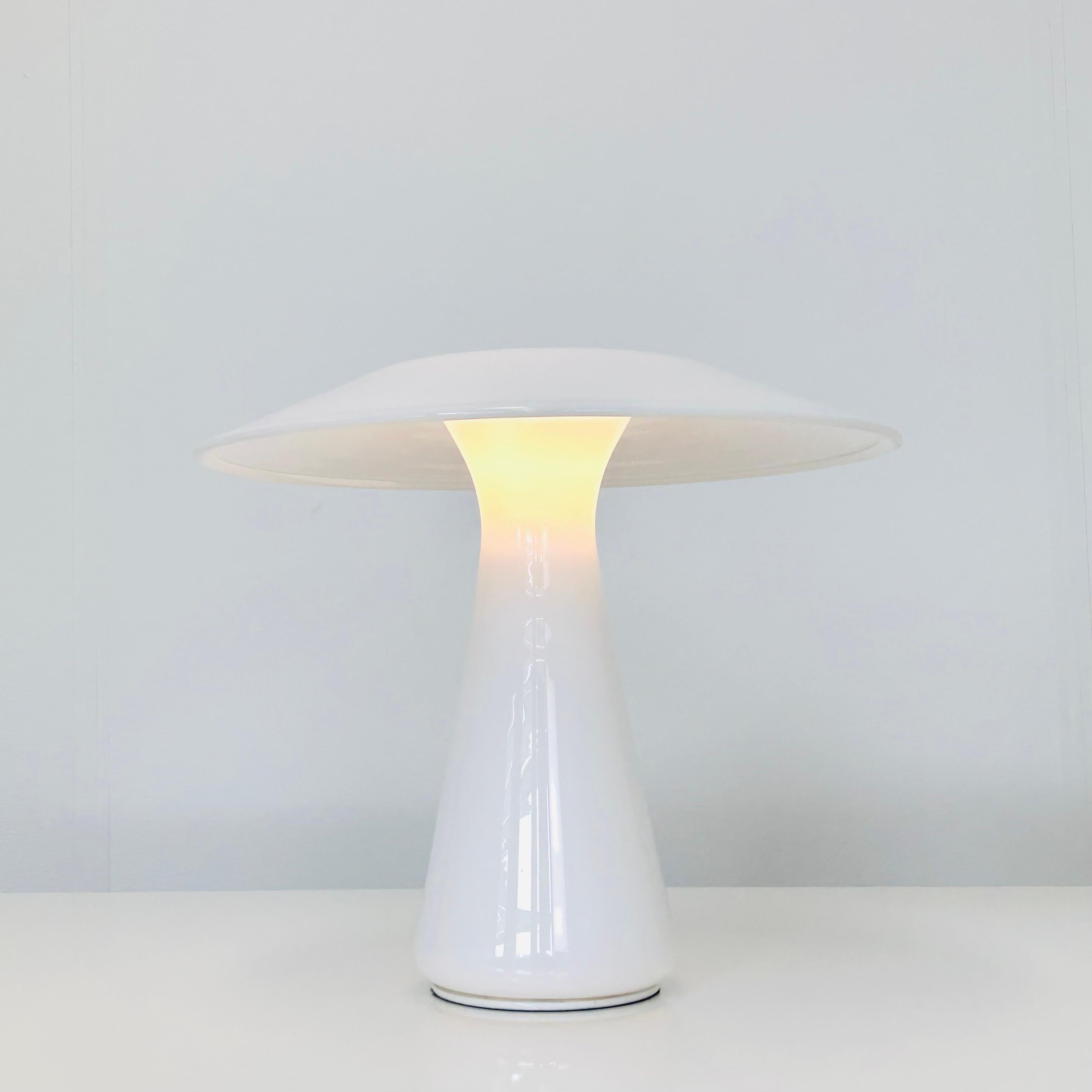 Verre Lampe de bureau en verre champignon blanc de Sidse Werner pour Holmegaard, années 1980, Danemark en vente