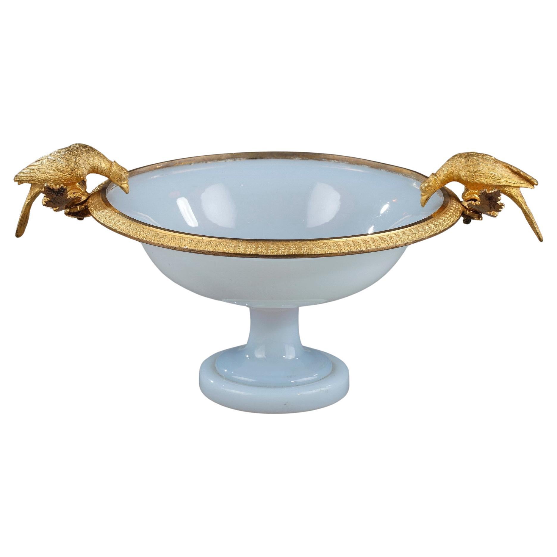Tazza Charles X opalina bianca con uccelli
