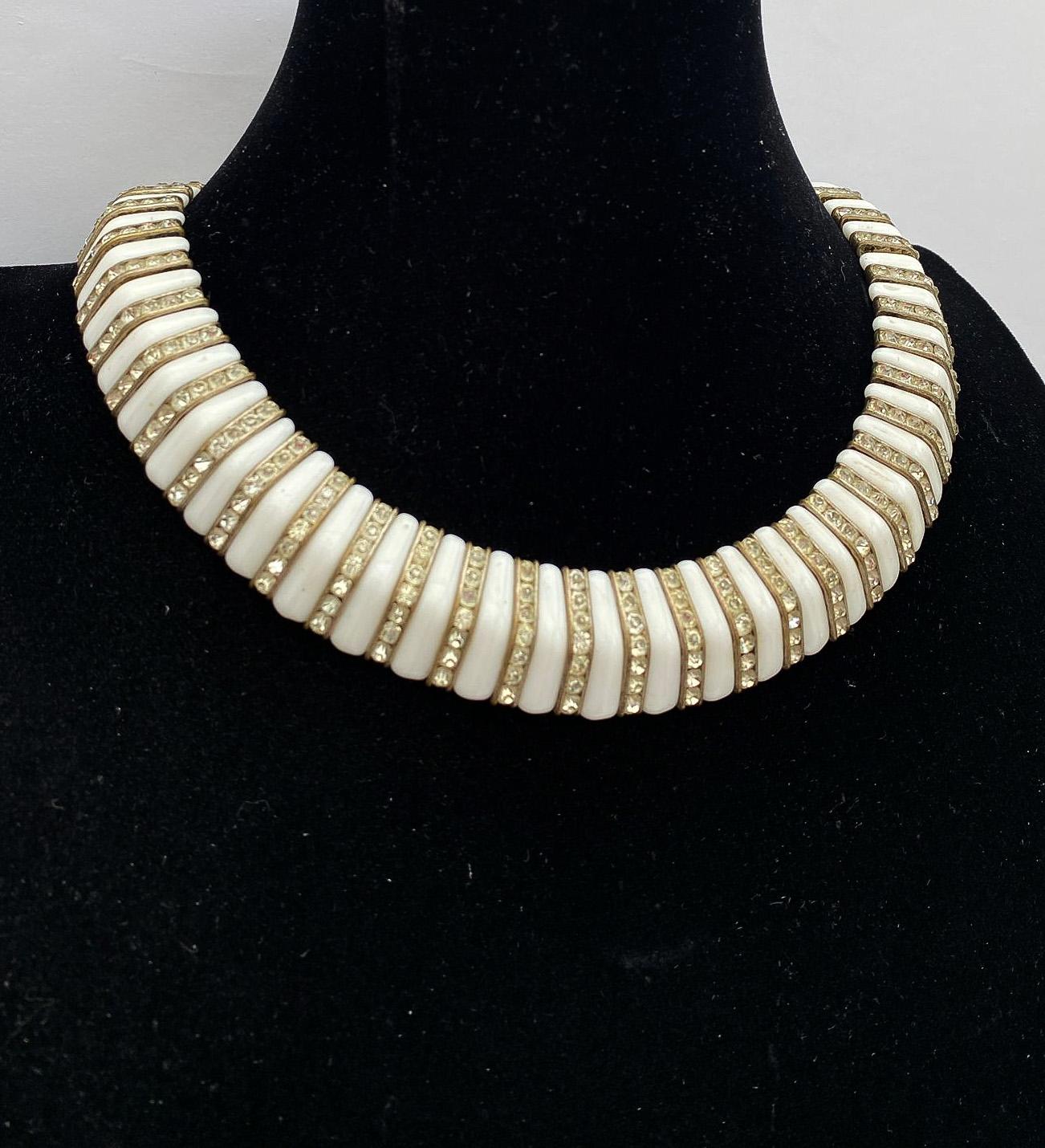 Collare/collana in vetro bianco opaco e pasta trasparente incastonata, Francia, anni '30. in vendita 6
