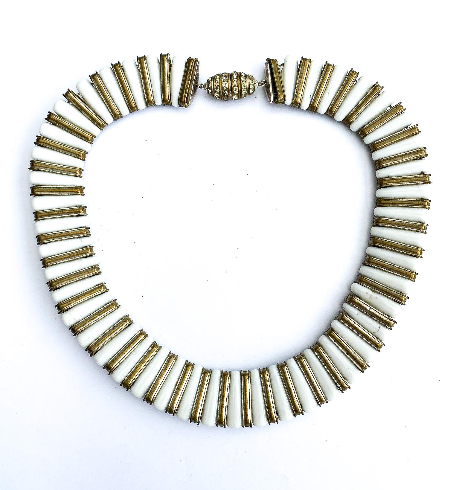 Collare/collana in vetro bianco opaco e pasta trasparente incastonata, Francia, anni '30. in vendita 7