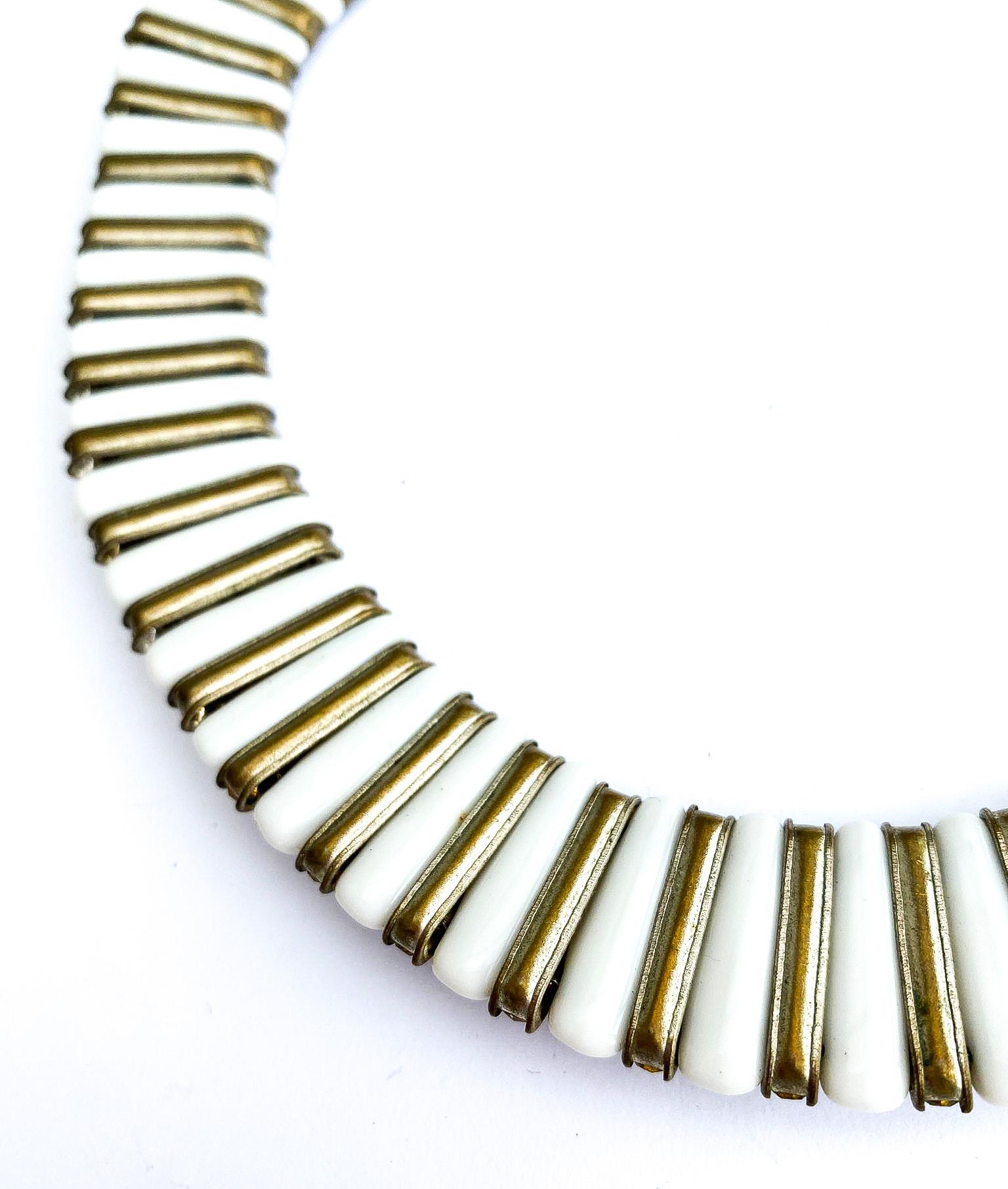 Collare/collana in vetro bianco opaco e pasta trasparente incastonata, Francia, anni '30. in vendita 8