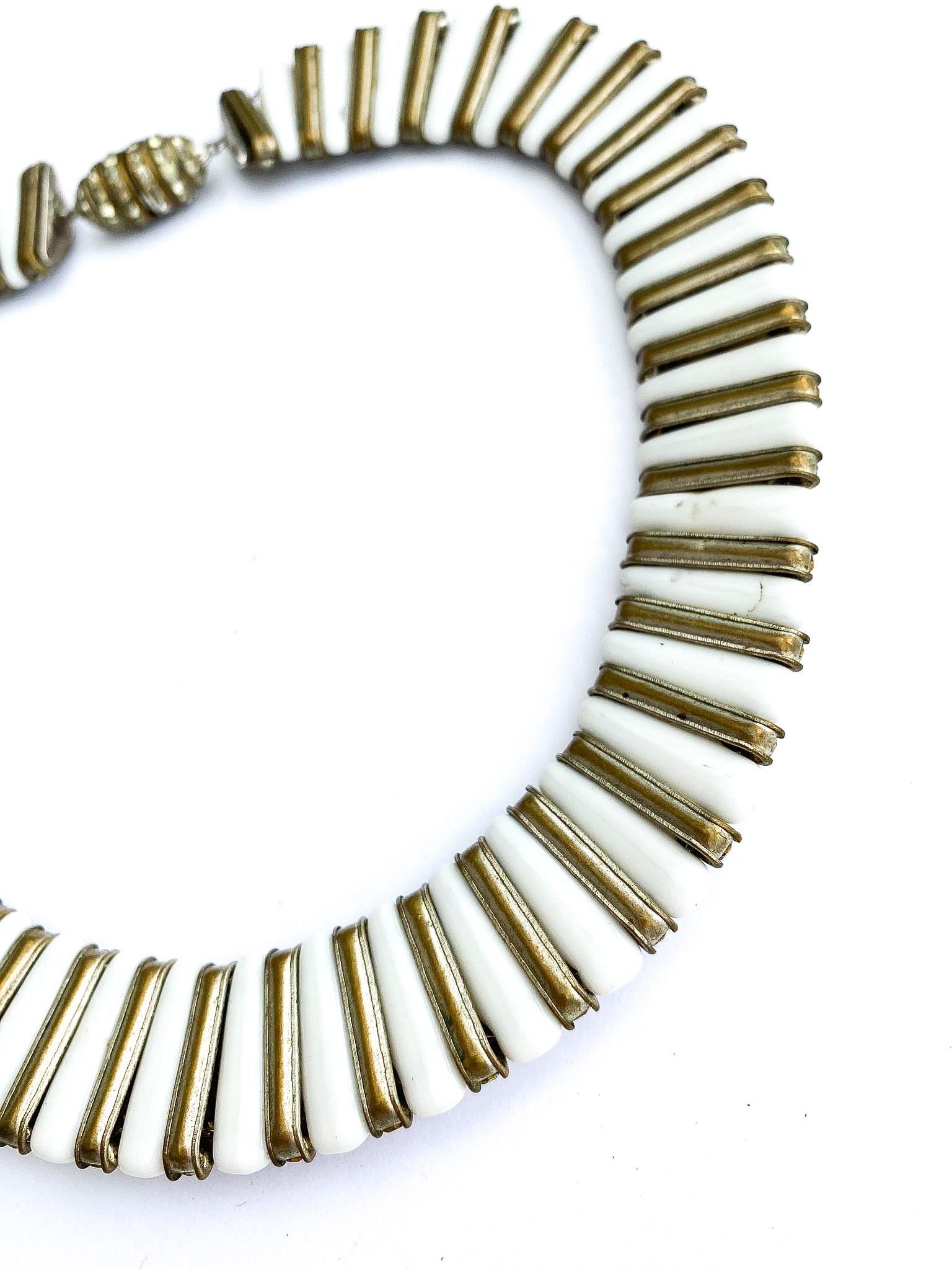 Collare/collana in vetro bianco opaco e pasta trasparente incastonata, Francia, anni '30. in vendita 9
