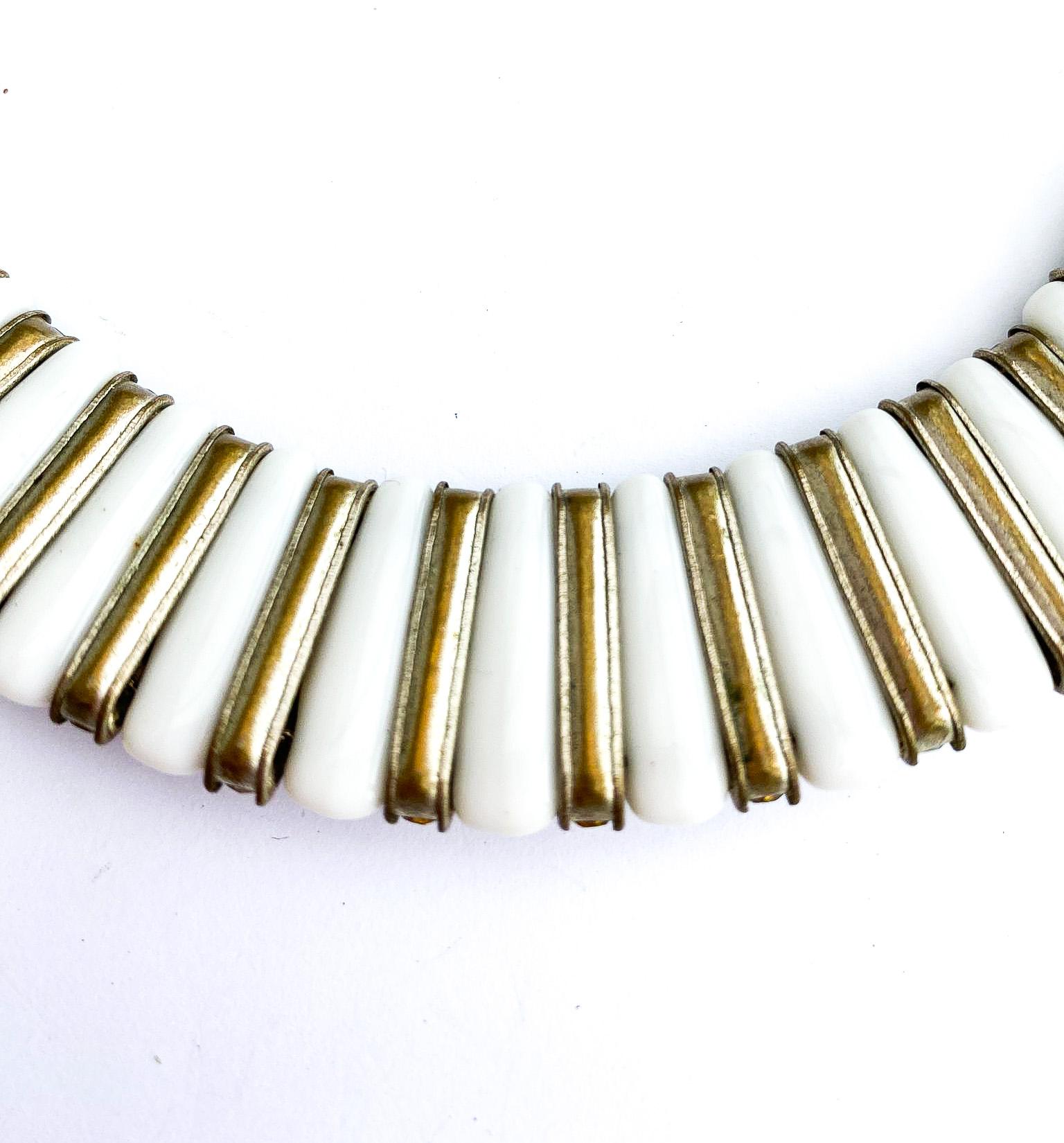 Collare/collana in vetro bianco opaco e pasta trasparente incastonata, Francia, anni '30. in vendita 10