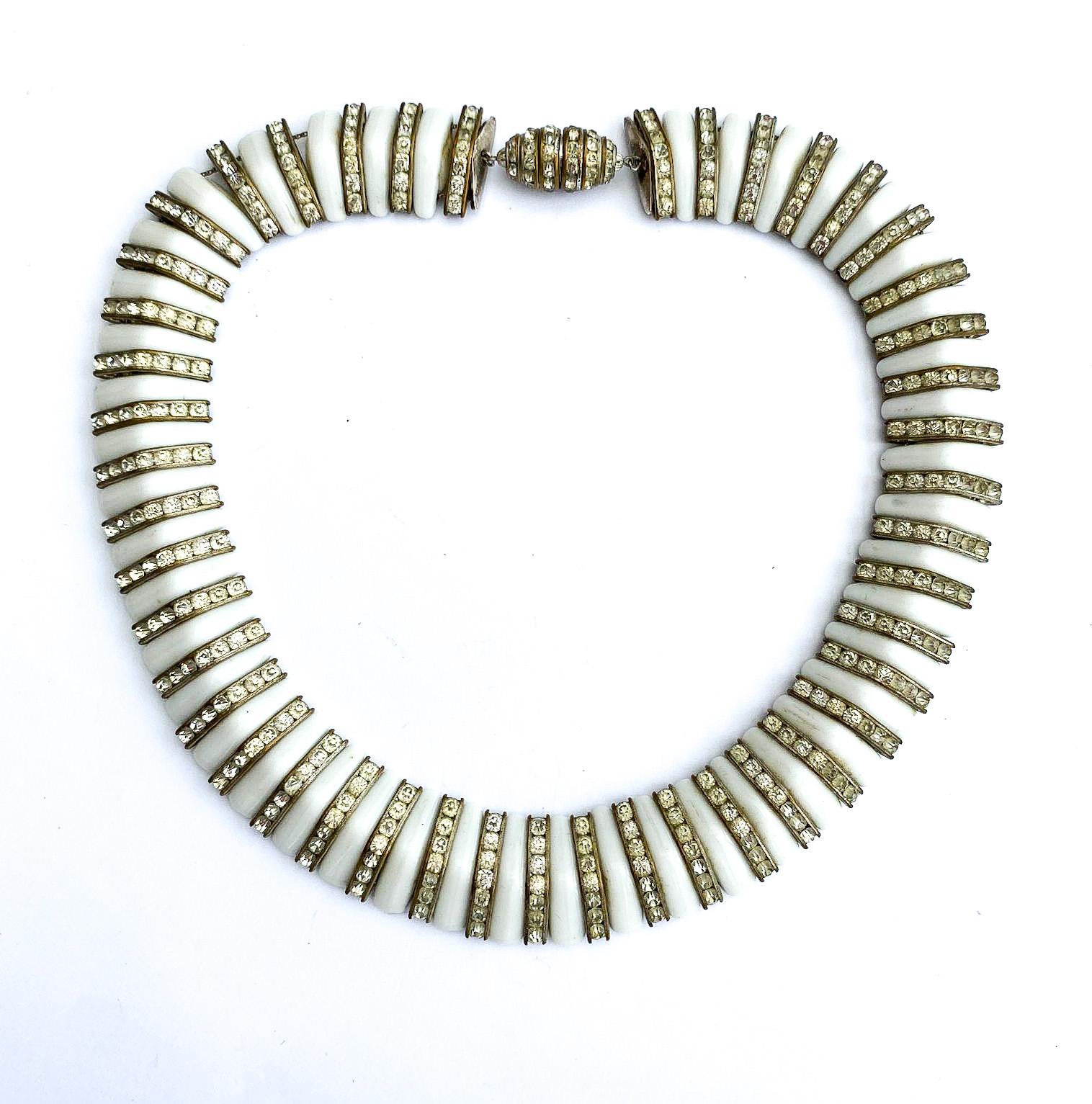 Una collana in vetro bianco opaco di grande effetto e molto portabile, risalente agli anni '30, in stile High Style Deco. Ogni segmento di vetro si alterna a una sezione di pasta trasparente incastonata in un canale di metallo di base, tutti i pezzi