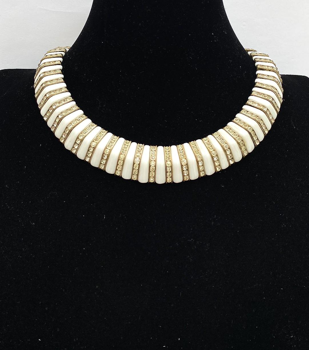 Art Déco Collare/collana in vetro bianco opaco e pasta trasparente incastonata, Francia, anni '30. in vendita