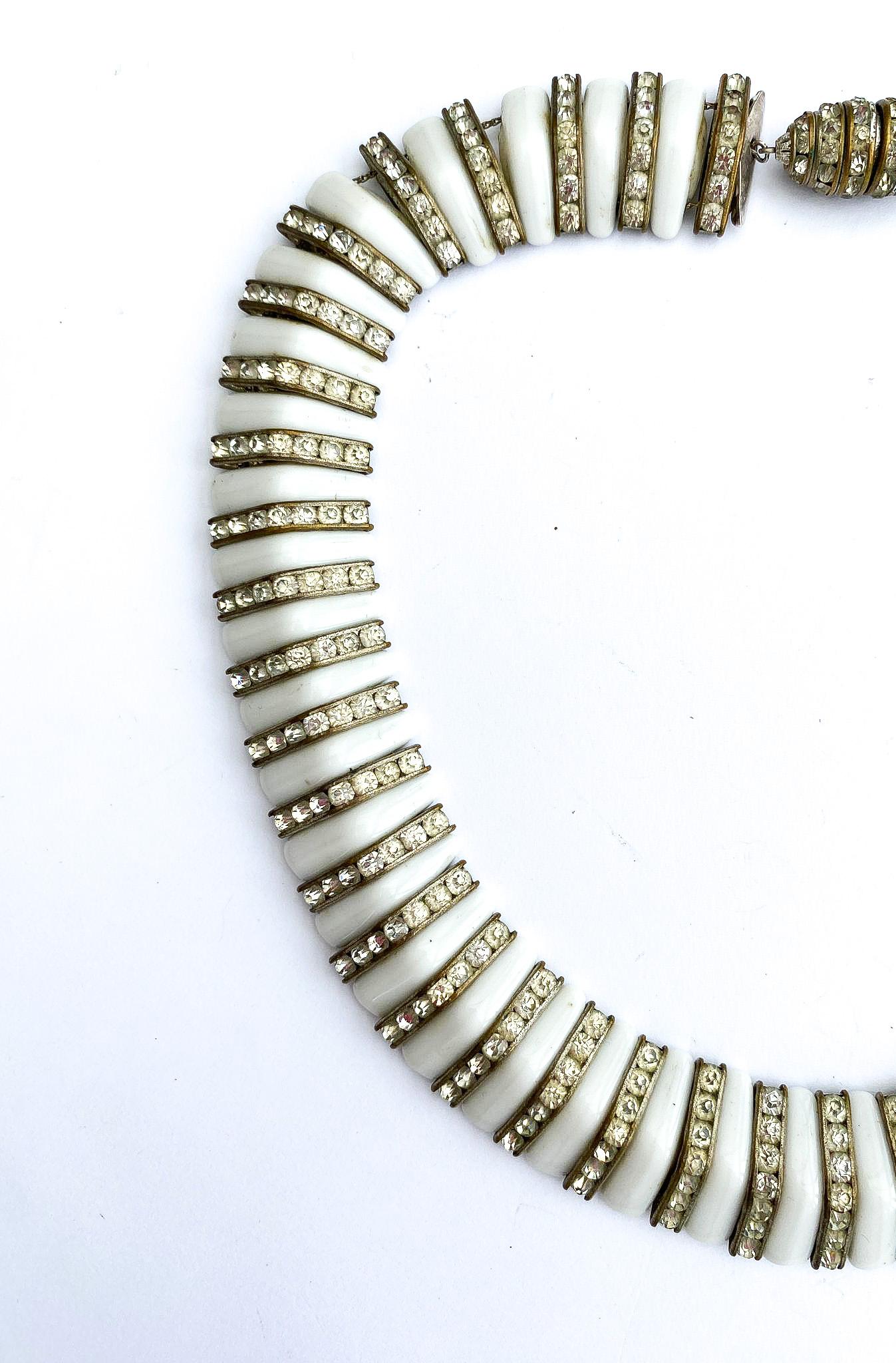 Collare/collana in vetro bianco opaco e pasta trasparente incastonata, Francia, anni '30. In condizioni ottime in vendita a Greyabbey, County Down
