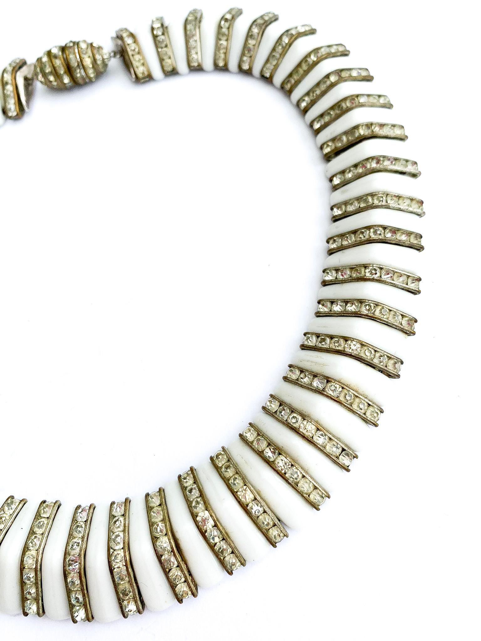 da uomo o donna Collare/collana in vetro bianco opaco e pasta trasparente incastonata, Francia, anni '30. in vendita