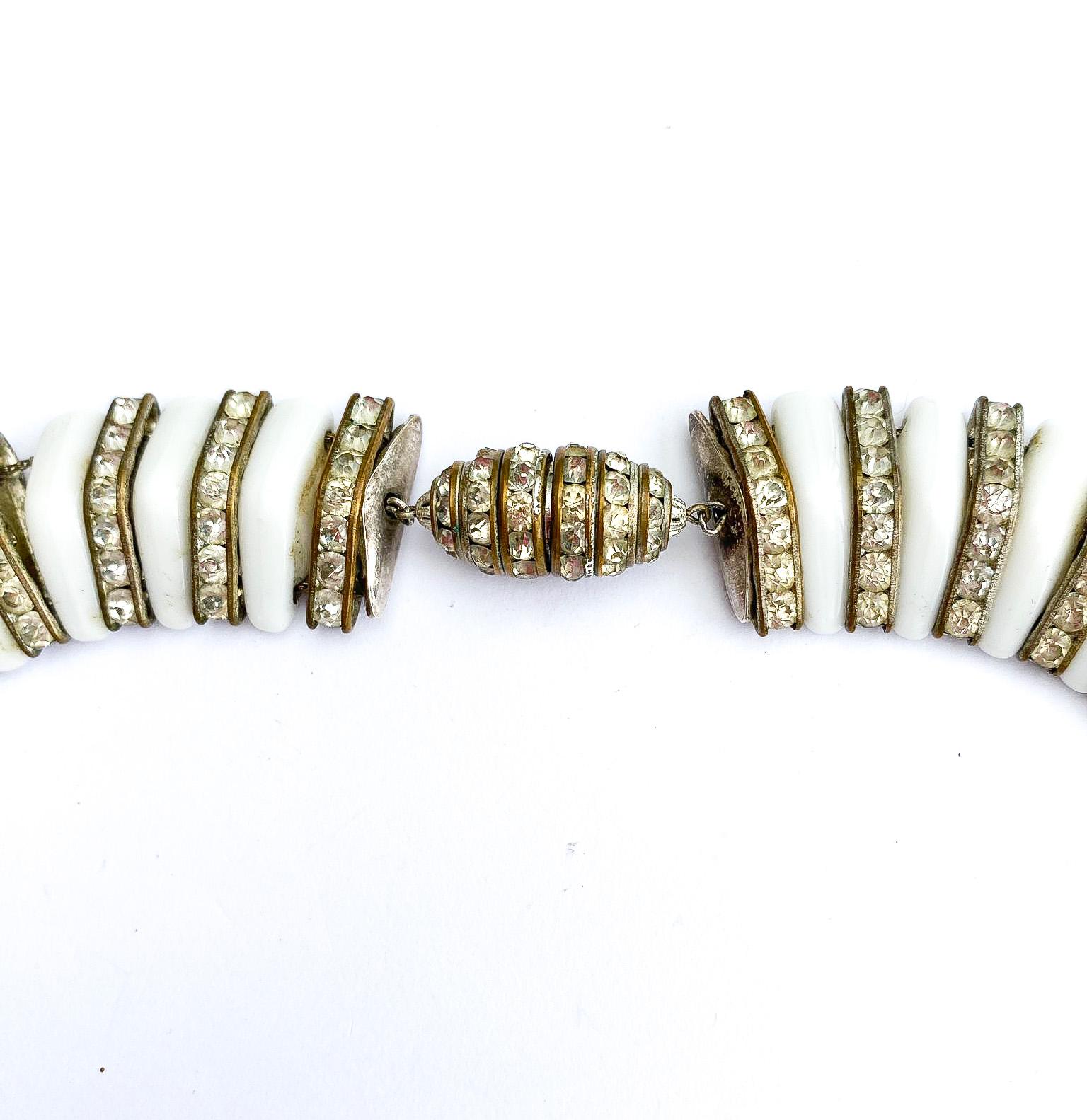 Collare/collana in vetro bianco opaco e pasta trasparente incastonata, Francia, anni '30. in vendita 2