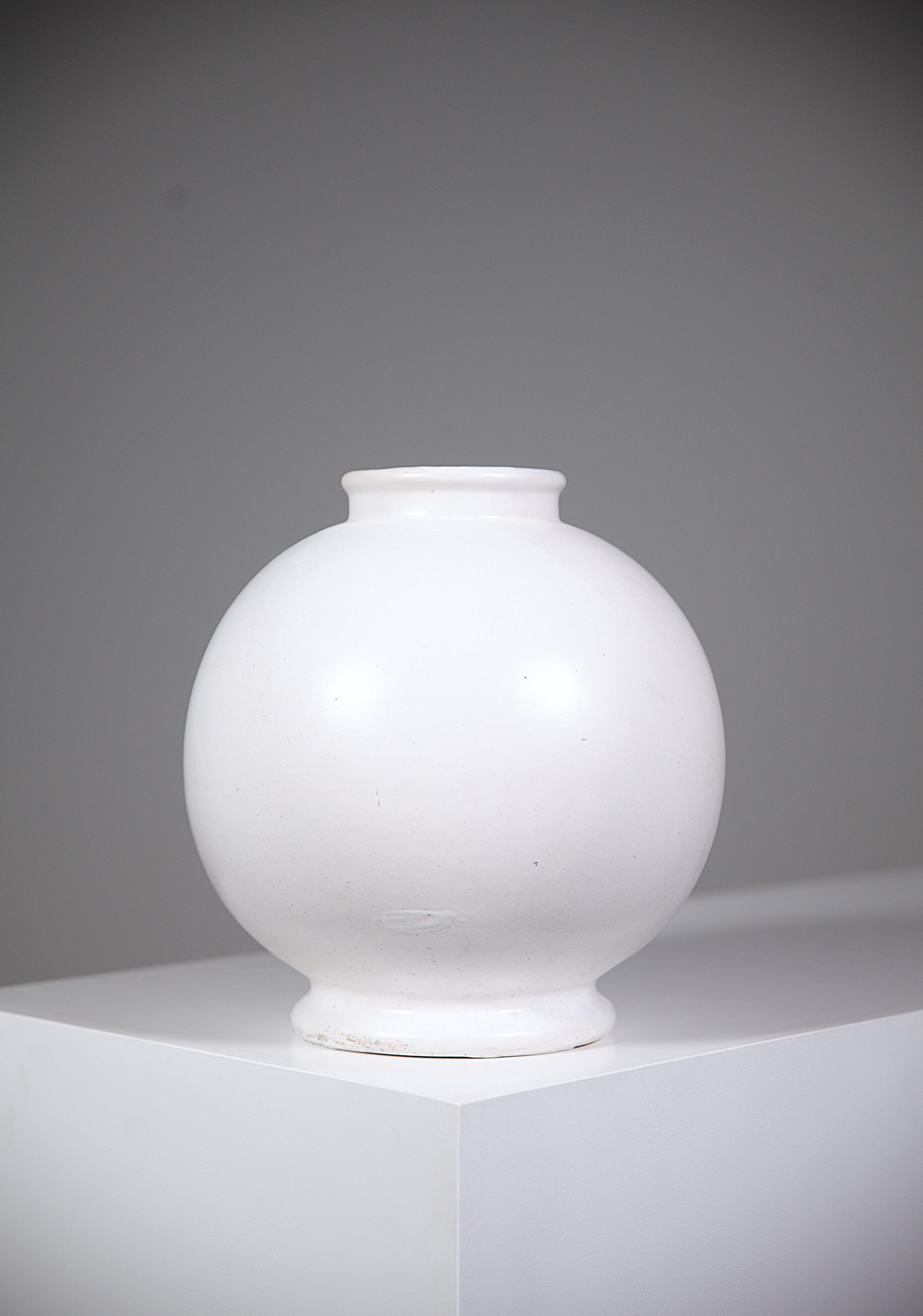 A White Round Vase by Félix Gète France 1930's.

Our vase is not signed but only numbered.

Magnificent white with a slight crackle effect on a pink background.

Attractive shape and impressive size

In good condition.

Report : Unsigned