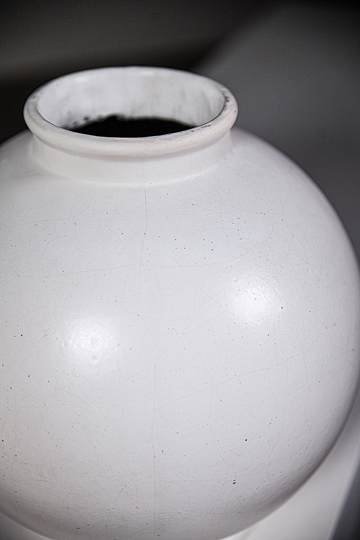 A White Round Vase by Félix Gète France 1930's In Good Condition For Sale In HYÈRES, FR