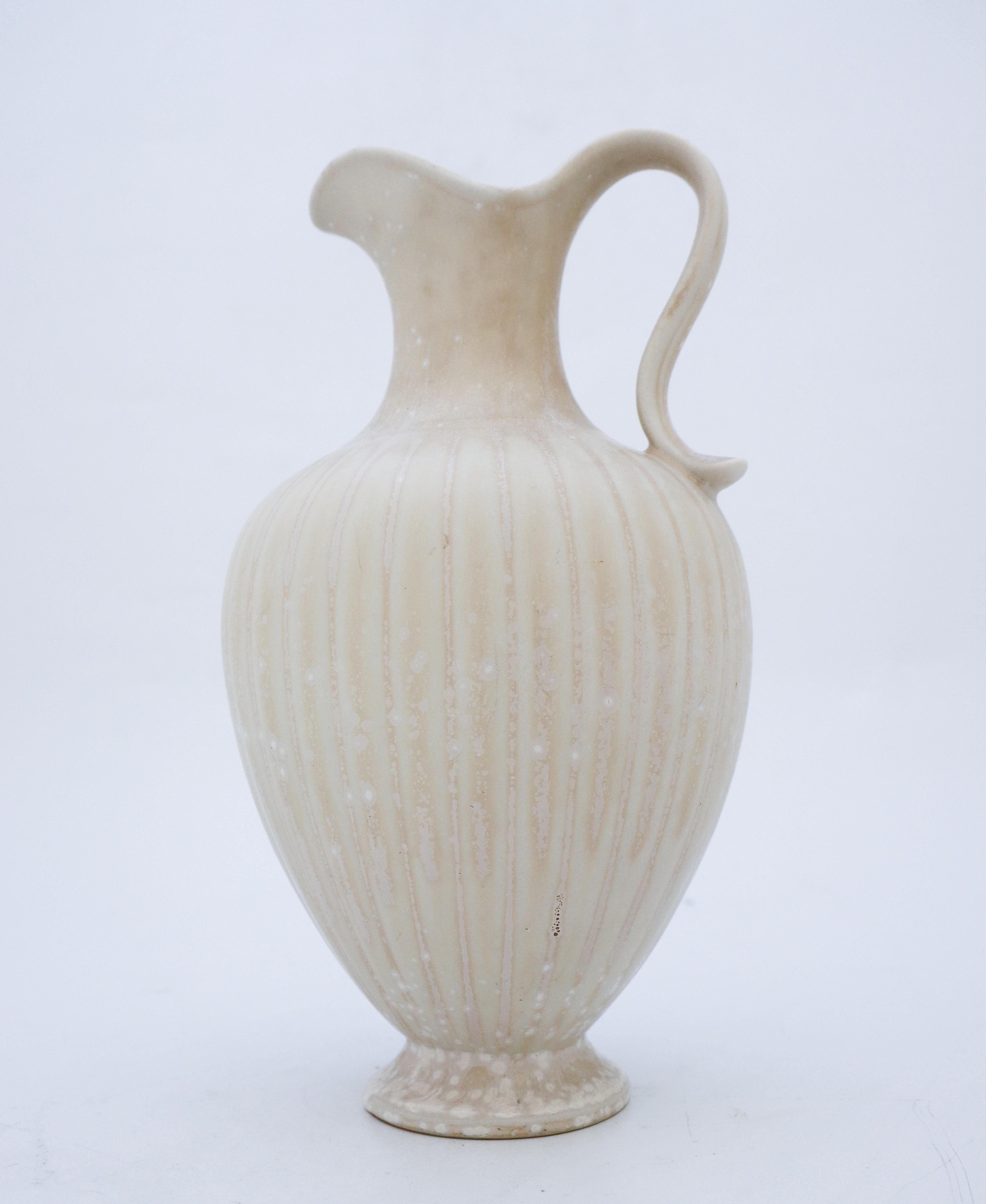 Un vase blanc moucheté conçu par Gunnar Nylund chez Rörstrand, le vase mesure 28,5 cm de haut et il est en très bon état à l'exception de quelques petites rayures. Le vase est marqué comme étant de 1ère qualité.