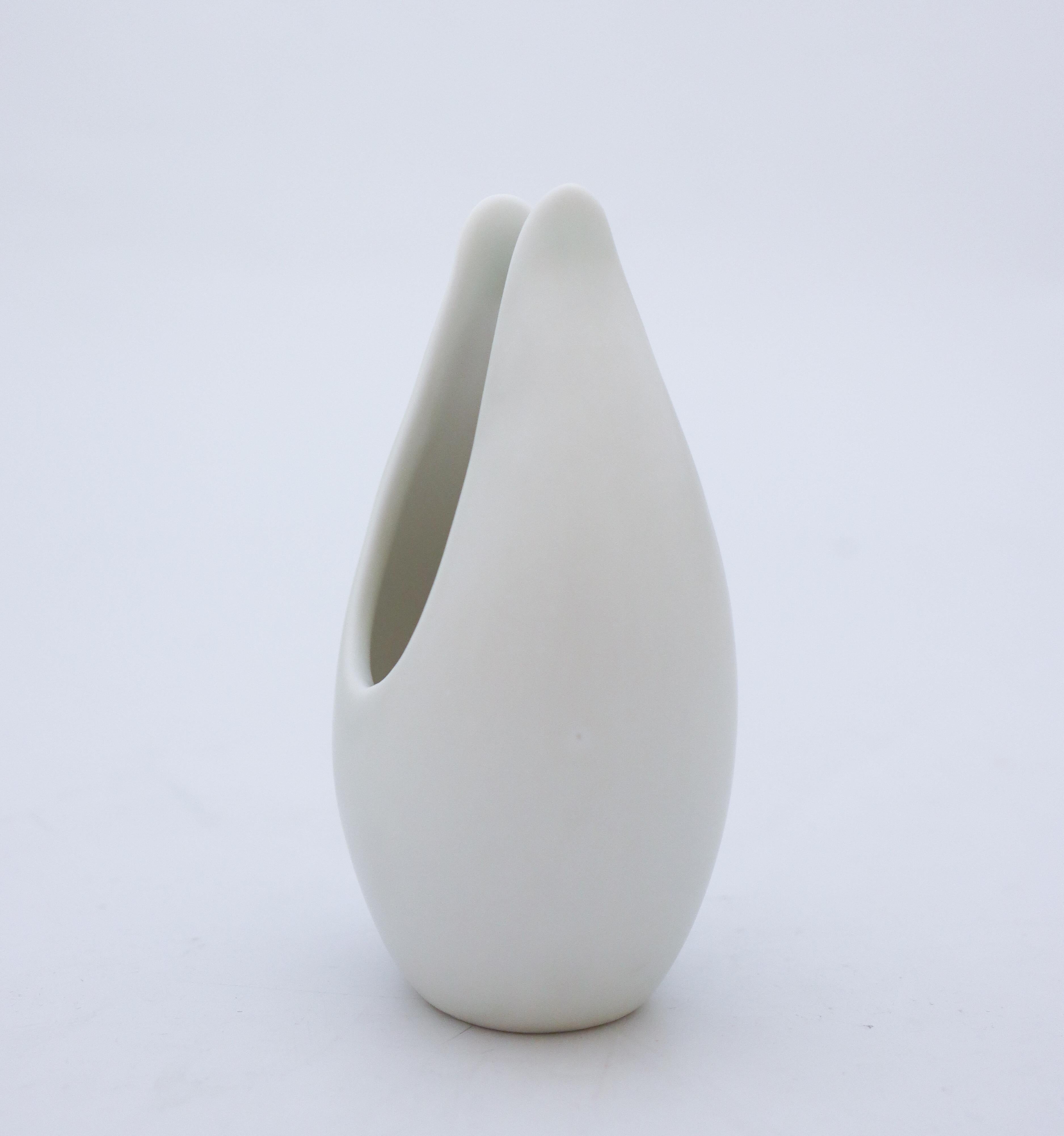 White Vase, Gunnar Nylund, Rörstrand, 1950s-1960s In Good Condition In Stockholm, SE