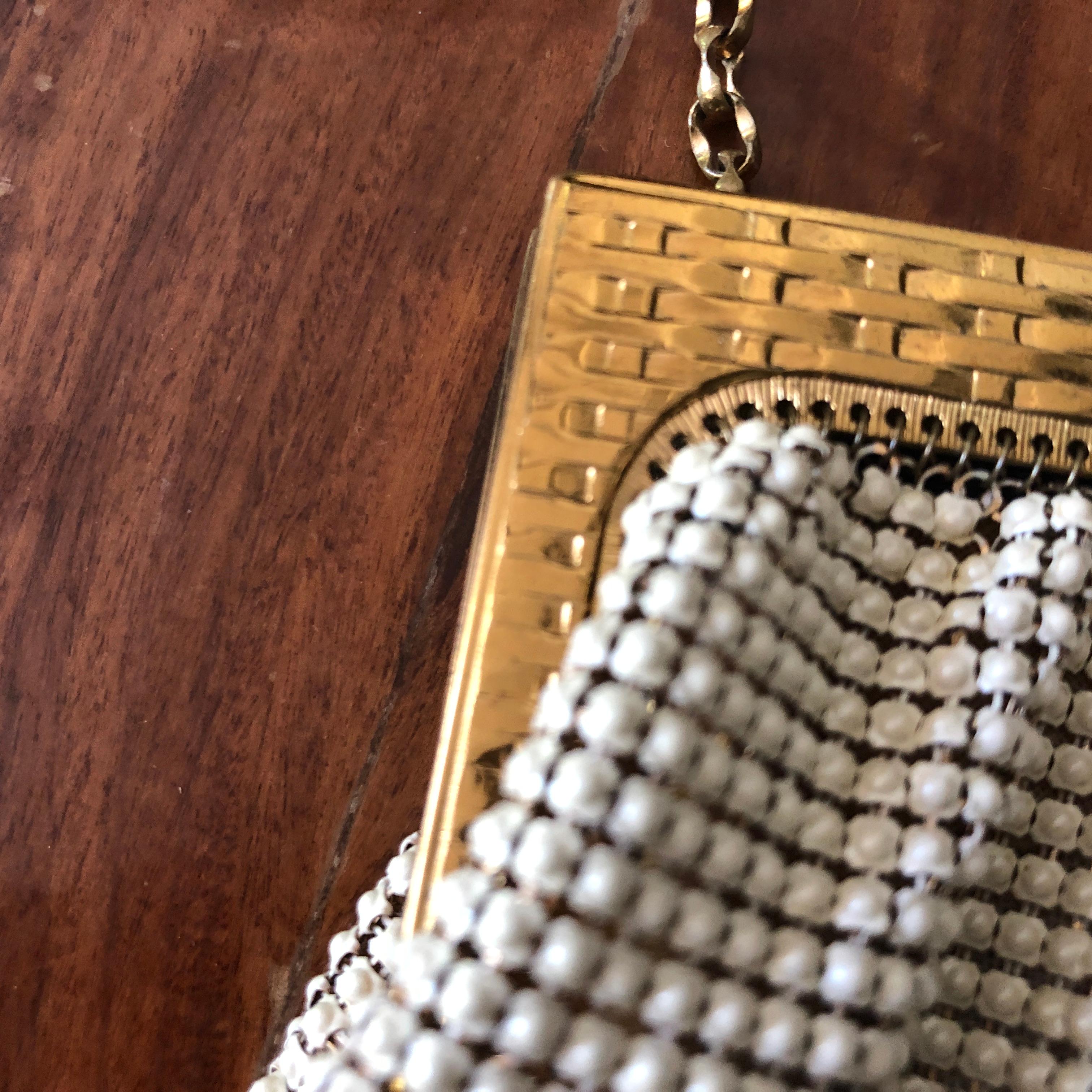 A 1960s Whiting & Davis Gold and White Mesh Hand Bag  In Good Condition In Aci Castello, IT