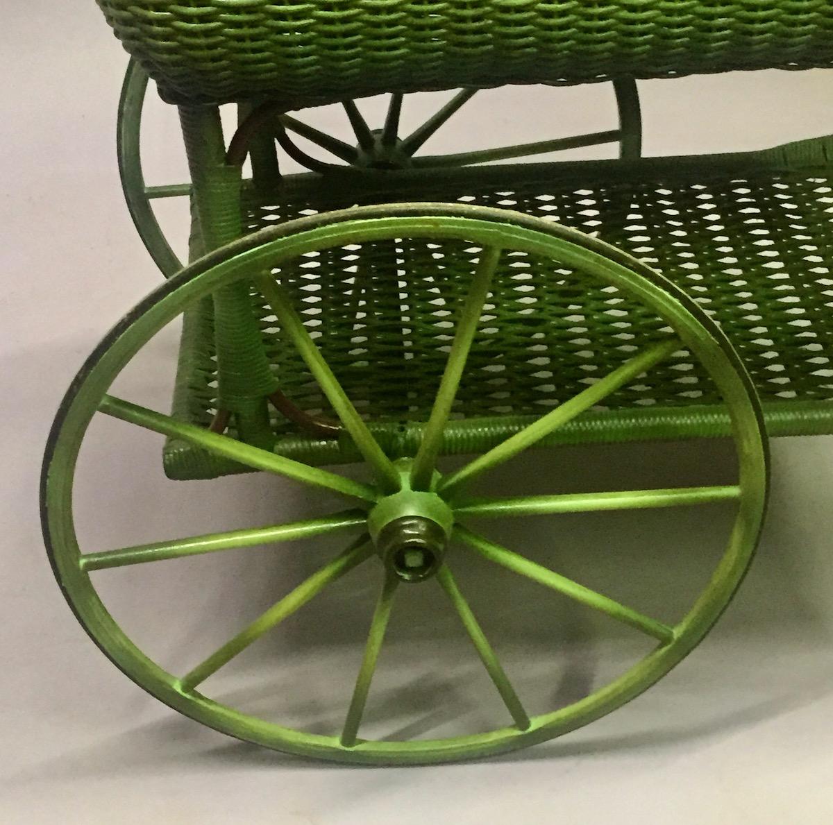 Américain Chariot de service à côtés roulés en osier avec plateau amovible en finition verte française en vente