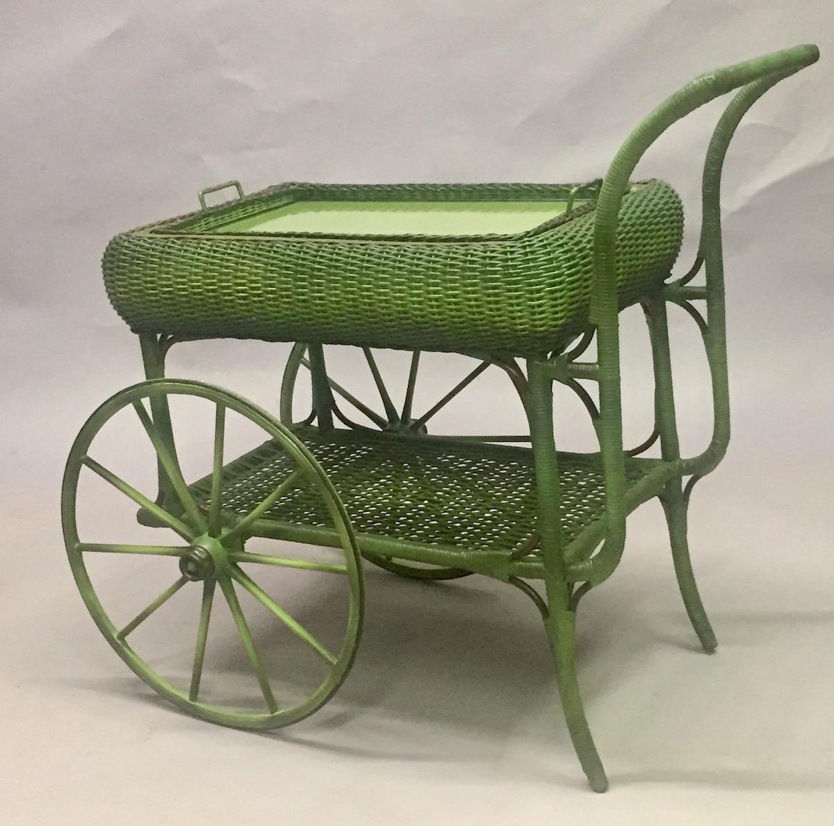 Tissé à la main Chariot de service à côtés roulés en osier avec plateau amovible en finition verte française en vente