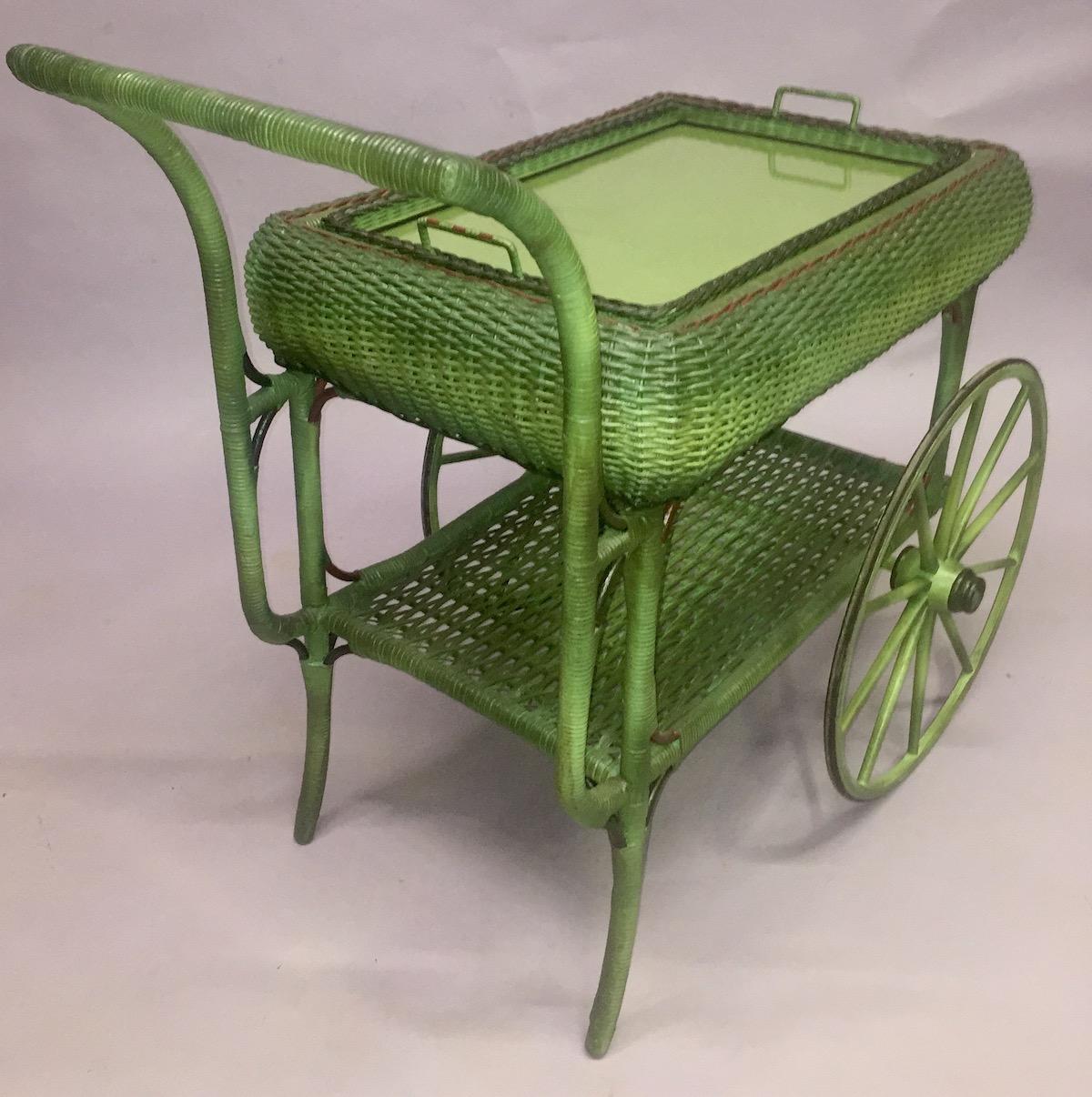 Début du 20ème siècle Chariot de service à côtés roulés en osier avec plateau amovible en finition verte française en vente