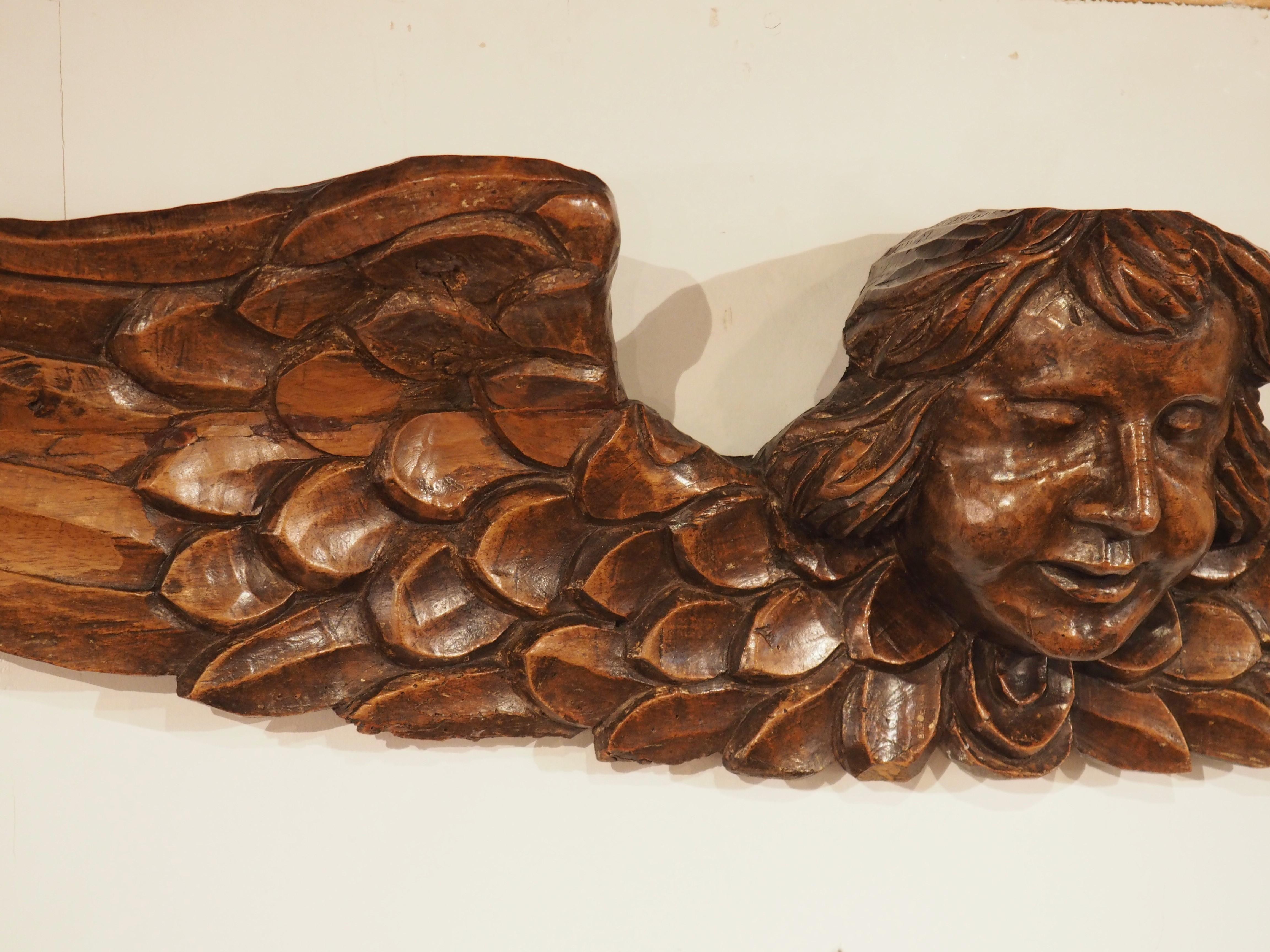Breiter geflügelter Engel aus geschnitztem Nussbaumholz aus Frankreich, 17. Jahrhundert (Handgeschnitzt) im Angebot