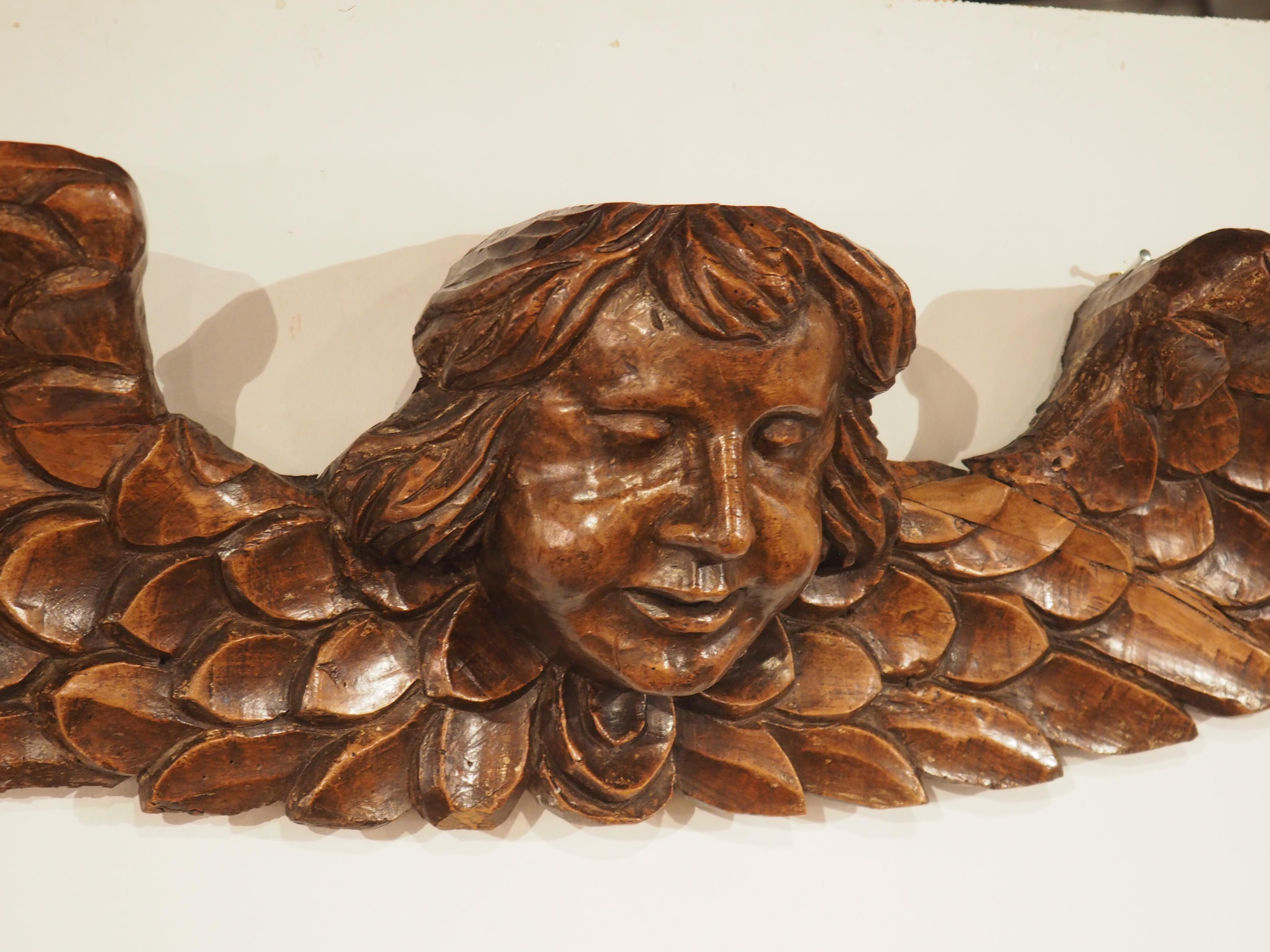 A Wide 17th Century Winged Angel in Carved Walnut Wood from France In Good Condition For Sale In Dallas, TX