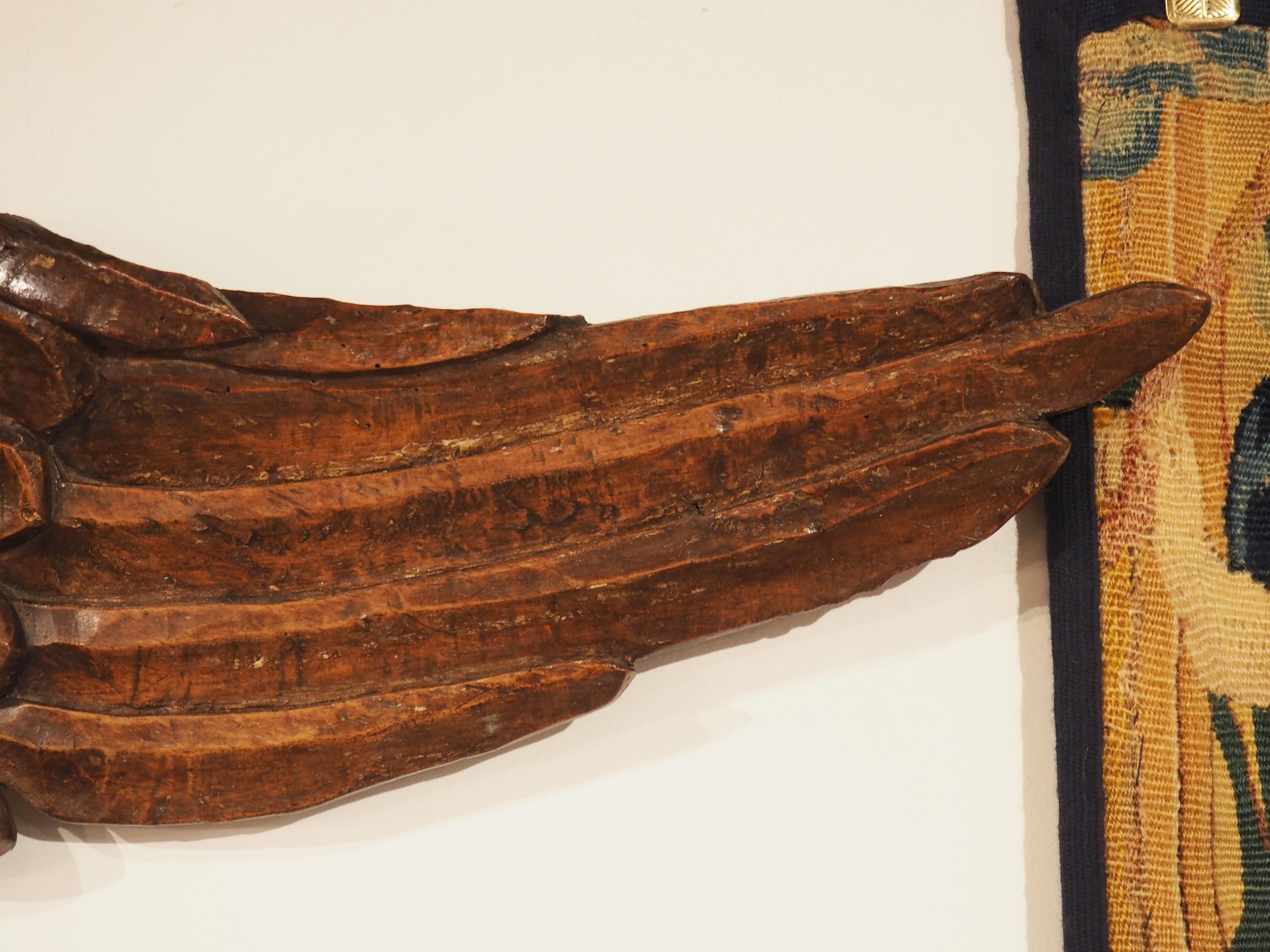 Breiter geflügelter Engel aus geschnitztem Nussbaumholz aus Frankreich, 17. Jahrhundert (18. Jahrhundert und früher) im Angebot