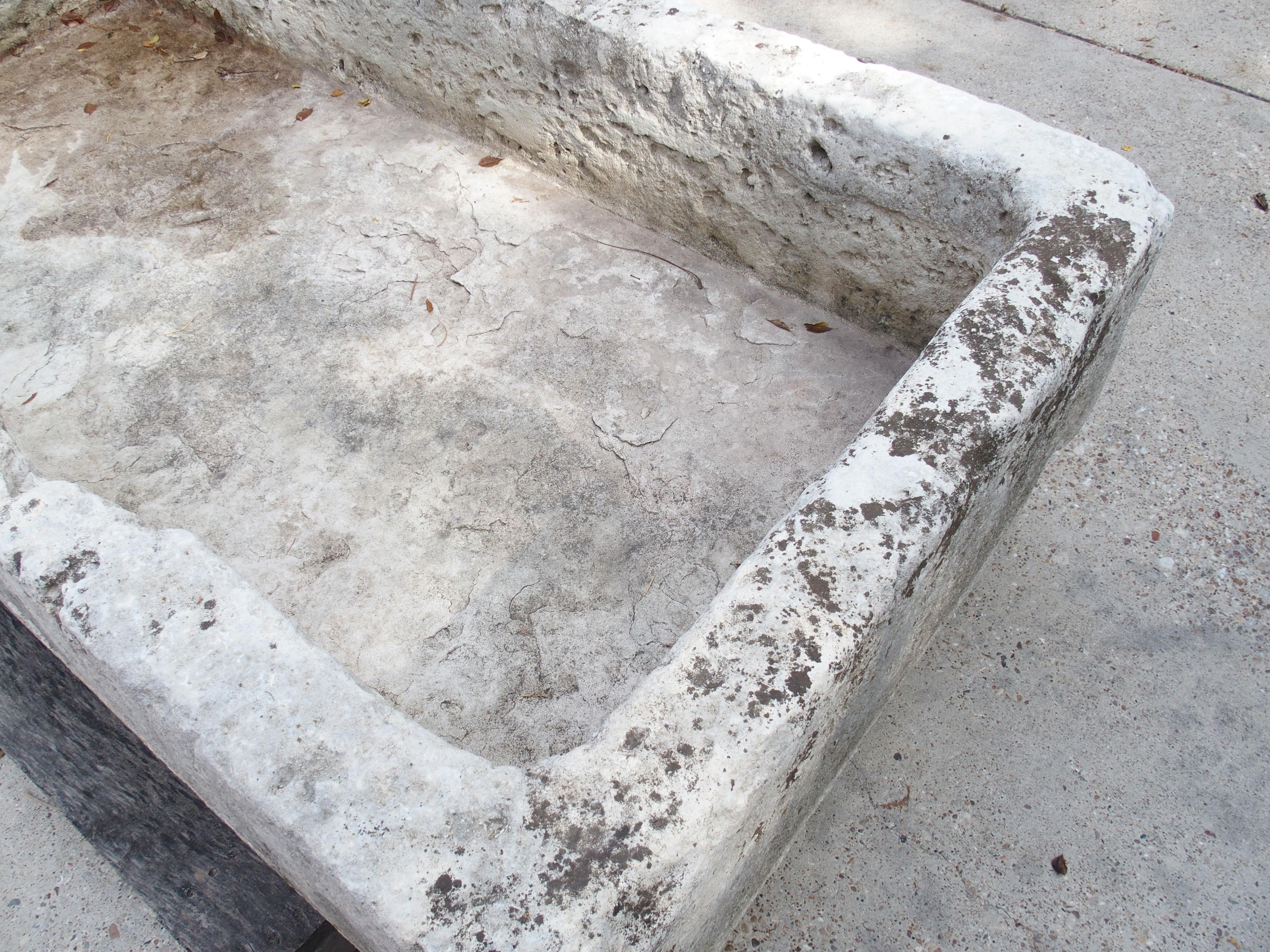 Ein breiter geschnitzter Kalksteintrog aus dem 18. Jahrhundert aus Südfrankreich im Angebot 3