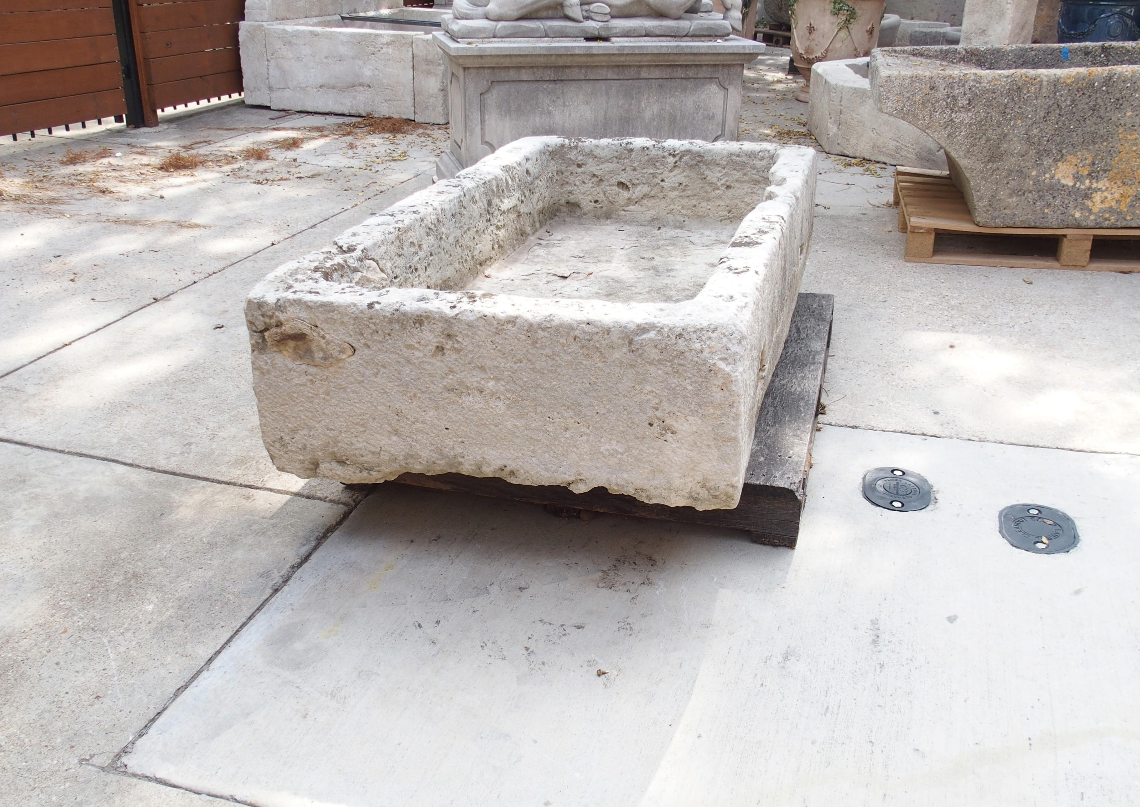 Ein breiter geschnitzter Kalksteintrog aus dem 18. Jahrhundert aus Südfrankreich im Angebot 6