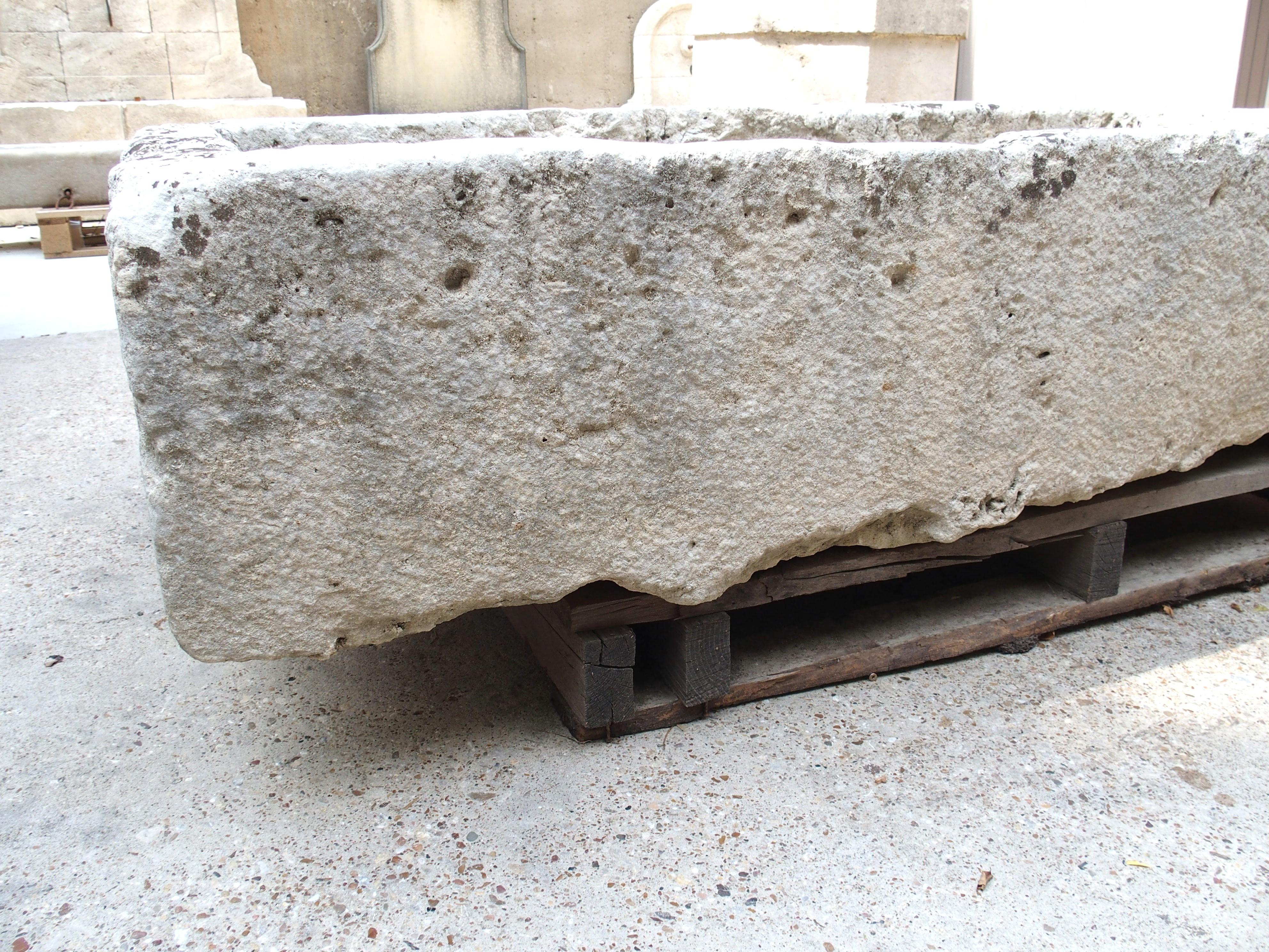 Ein breiter geschnitzter Kalksteintrog aus dem 18. Jahrhundert aus Südfrankreich im Angebot 10