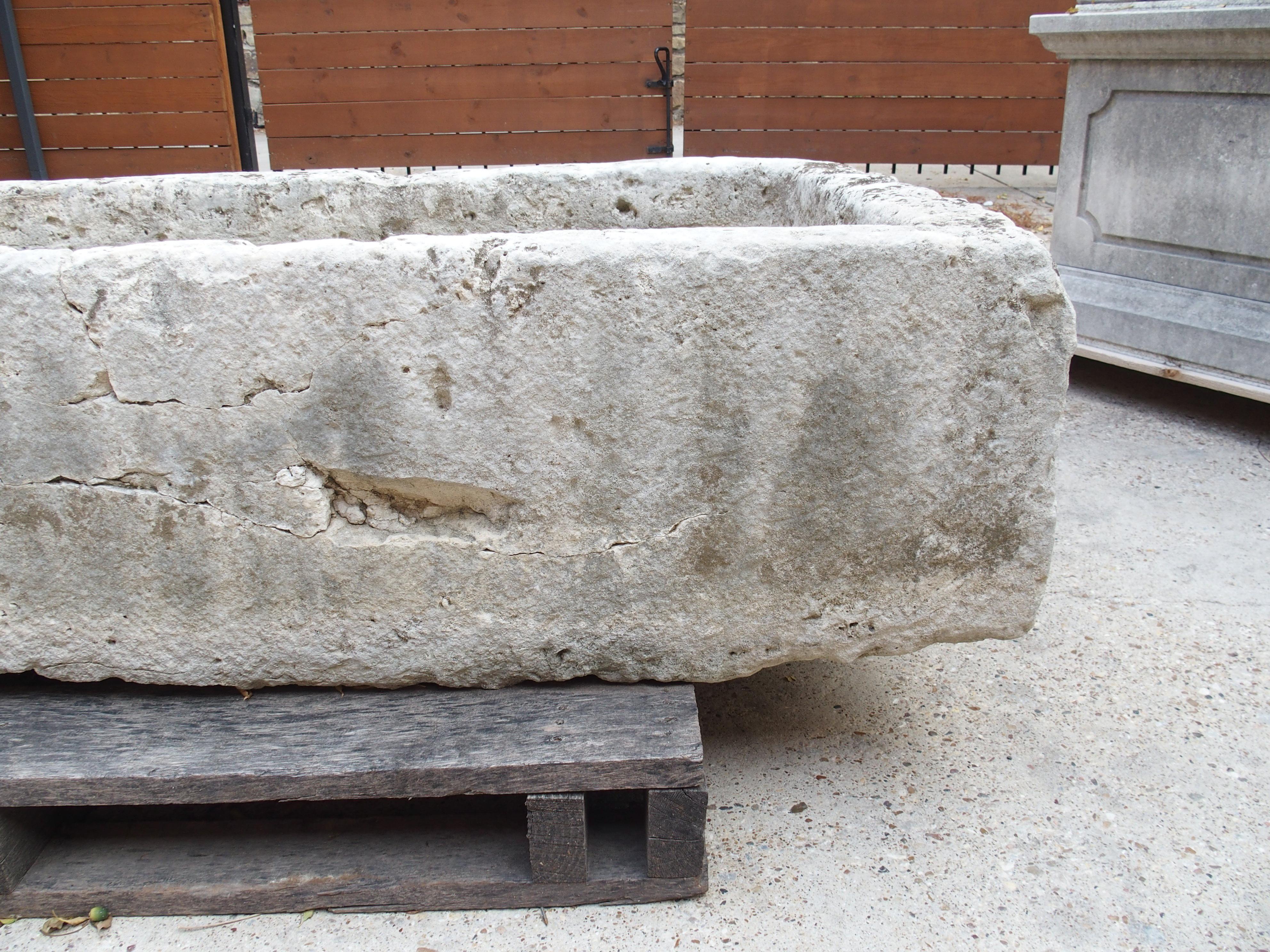Weitere Informationen folgen in Kürze...

Ein ziemlich breiter, handgeschnitzter Trog aus Kalkstein aus dem Jahr 1700.  Der französische Trog weist charakteristische Merkmale auf, wie die schwarze Patina auf dem hellgrauen Stein, die tiefen