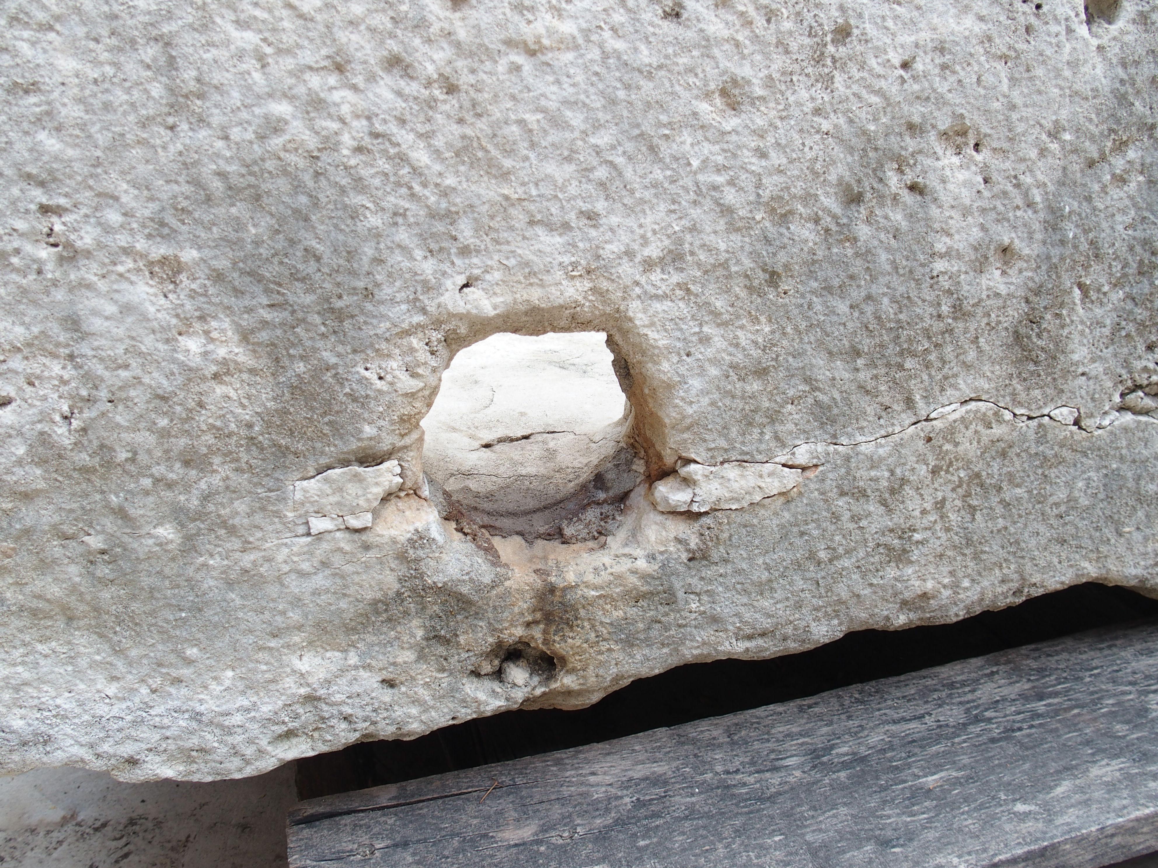 Ein breiter geschnitzter Kalksteintrog aus dem 18. Jahrhundert aus Südfrankreich (Französisch) im Angebot