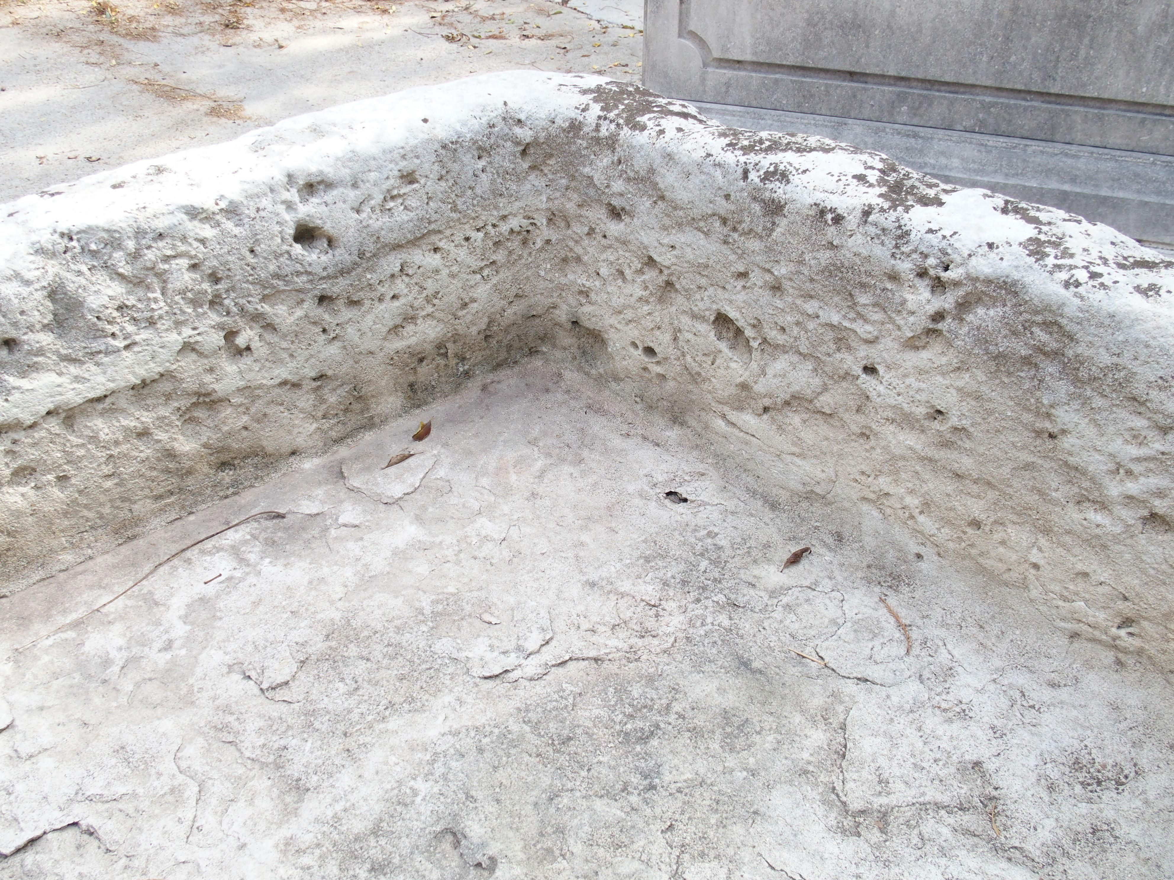 Ein breiter geschnitzter Kalksteintrog aus dem 18. Jahrhundert aus Südfrankreich (18. Jahrhundert und früher) im Angebot