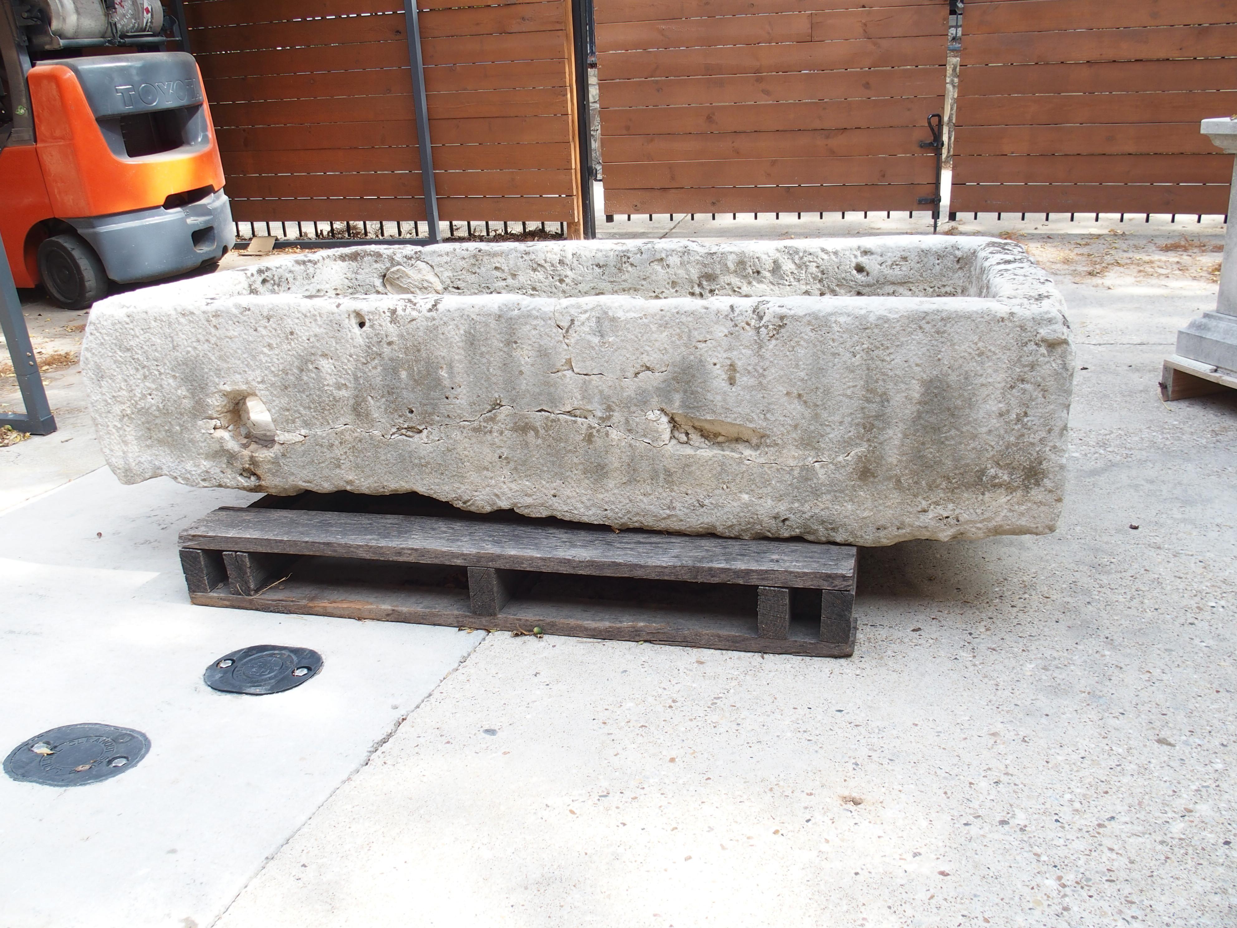 Ein breiter geschnitzter Kalksteintrog aus dem 18. Jahrhundert aus Südfrankreich (Stein) im Angebot