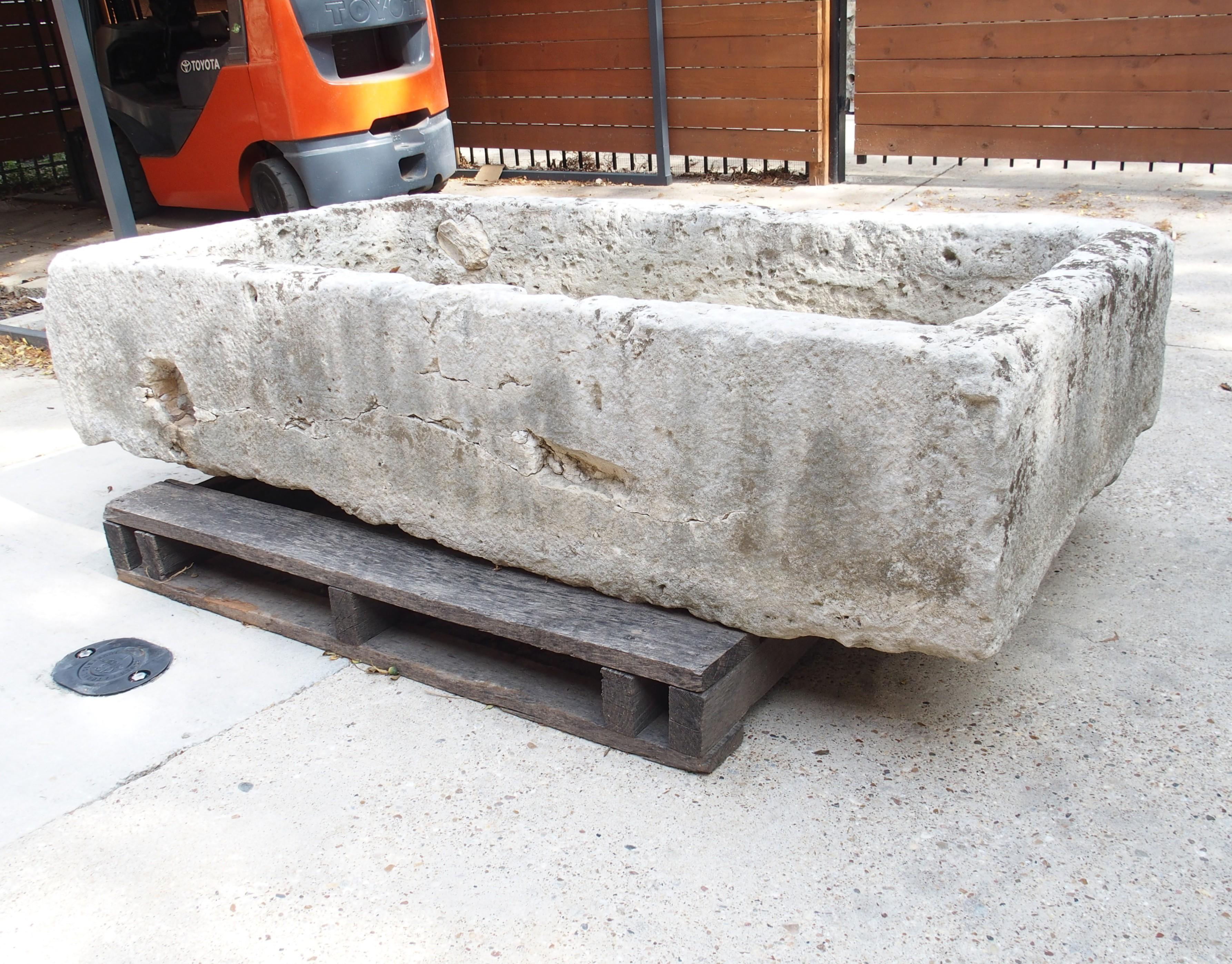 Ein breiter geschnitzter Kalksteintrog aus dem 18. Jahrhundert aus Südfrankreich im Angebot 1