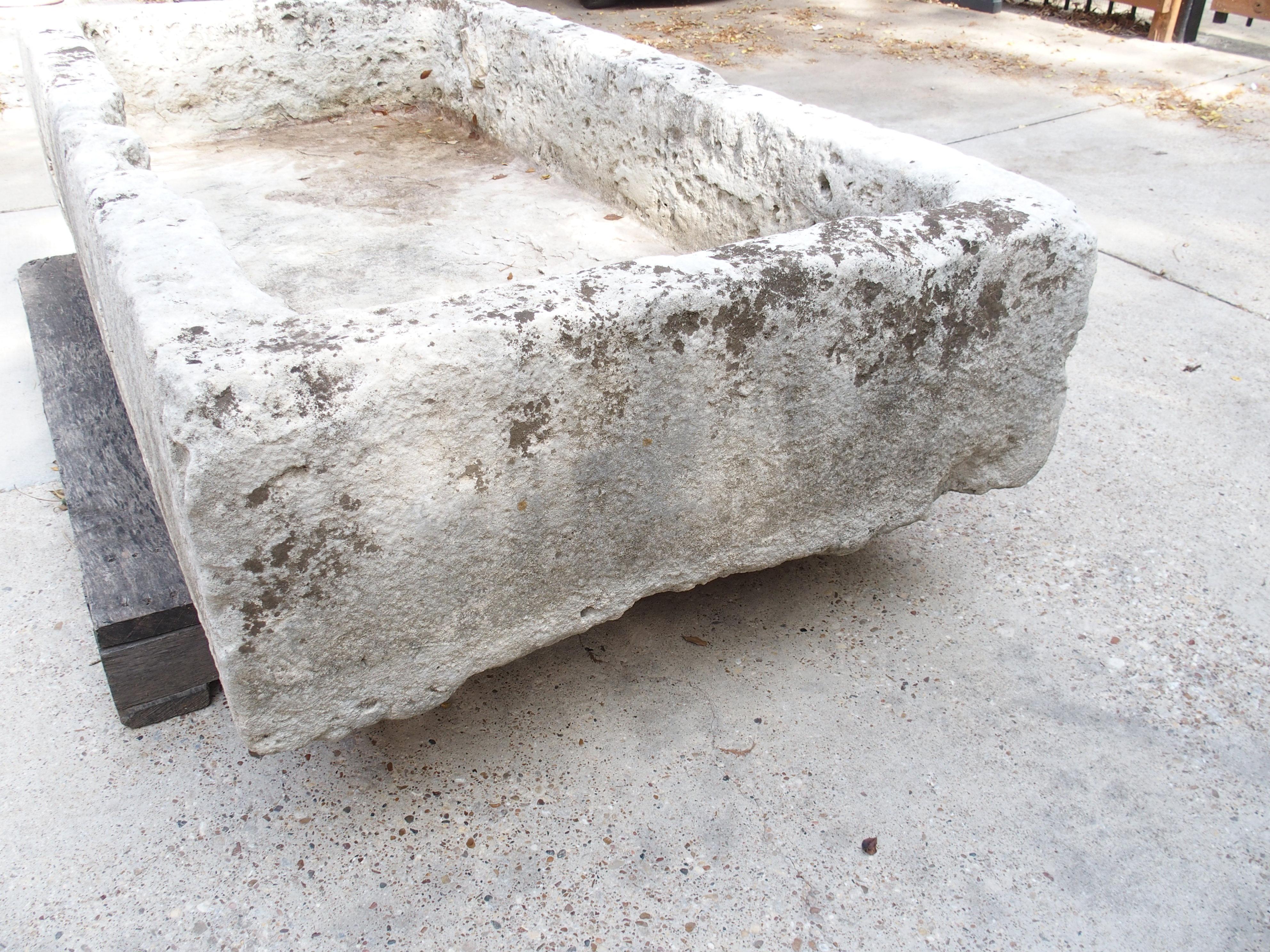 Ein breiter geschnitzter Kalksteintrog aus dem 18. Jahrhundert aus Südfrankreich im Angebot 2