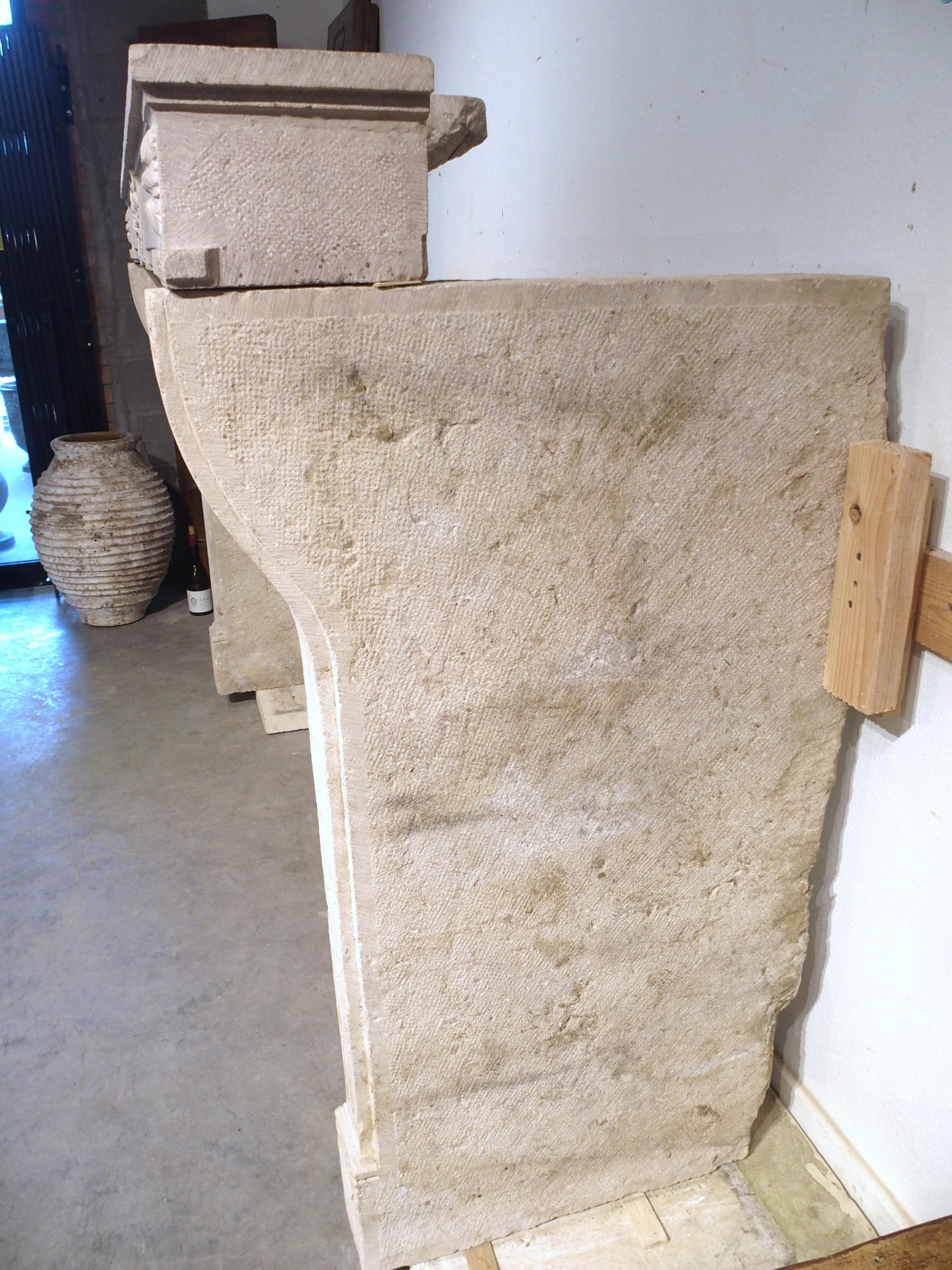 Amplia repisa de chimenea de piedra caliza tallada Luis XVI francesa del siglo XVIII, L~80 pulg. en venta 4