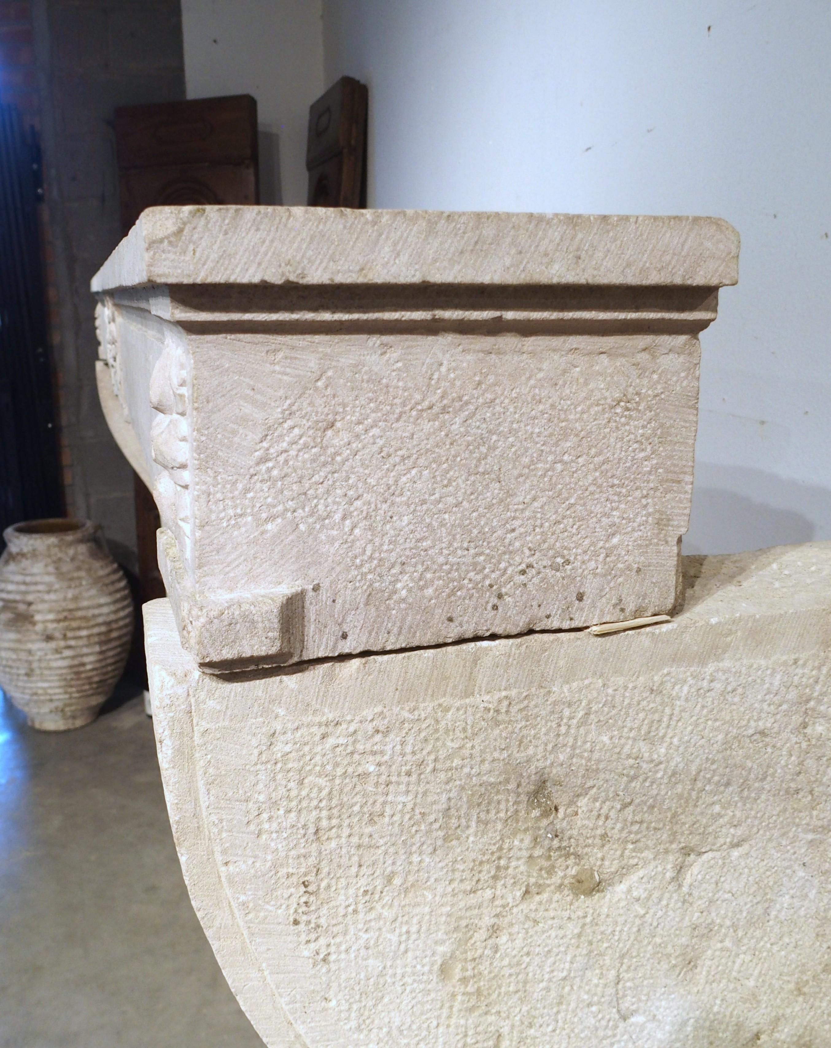 Amplia repisa de chimenea de piedra caliza tallada Luis XVI francesa del siglo XVIII, L~80 pulg. en venta 5