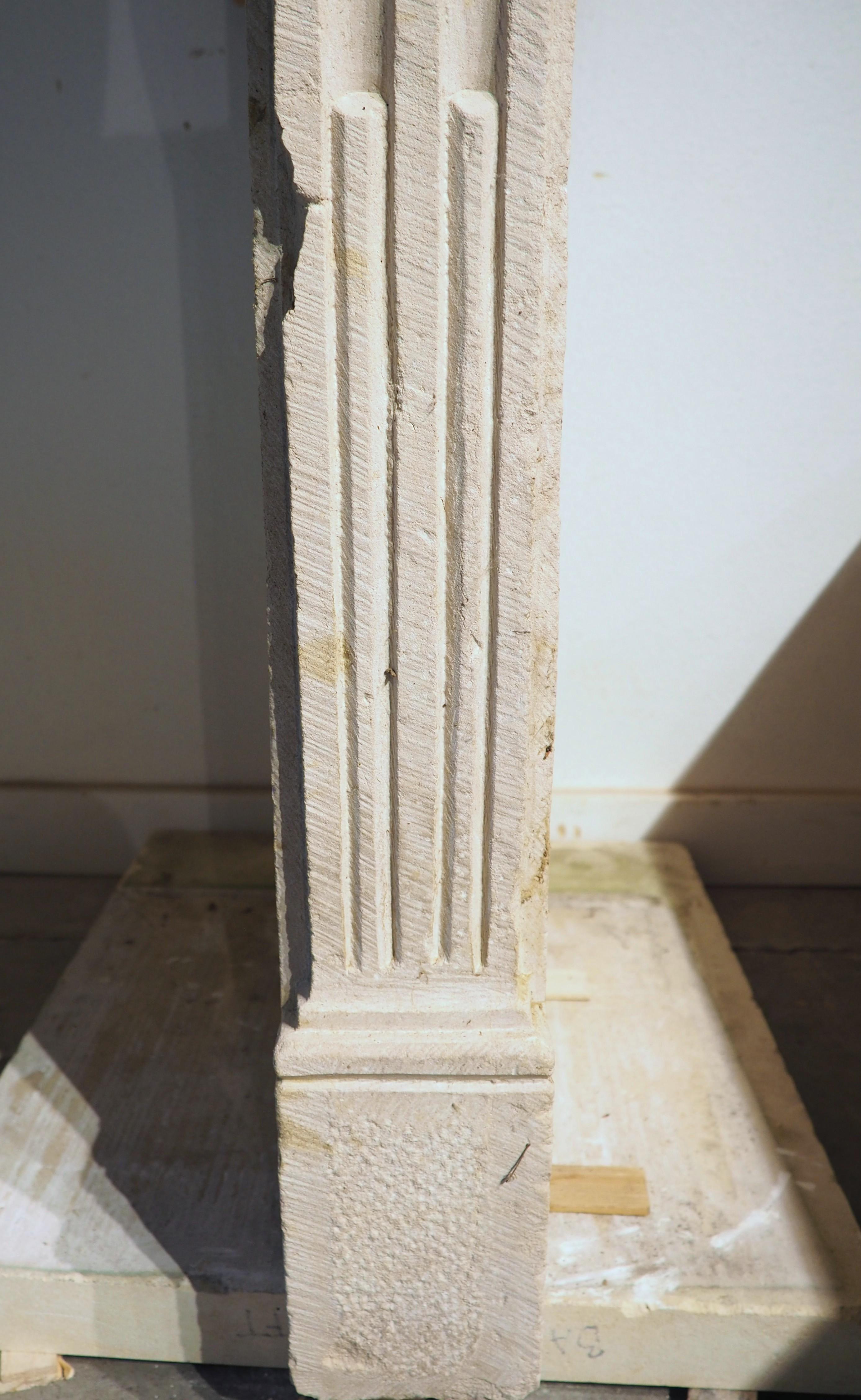 Amplia repisa de chimenea de piedra caliza tallada Luis XVI francesa del siglo XVIII, L~80 pulg. en Bueno estado para la venta en Dallas, TX