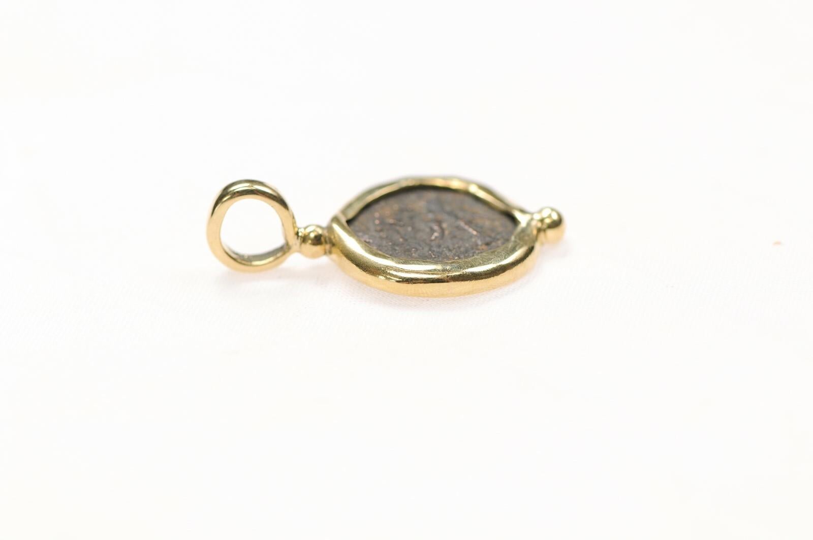Pendentif en forme de mite de veuve en vente 5