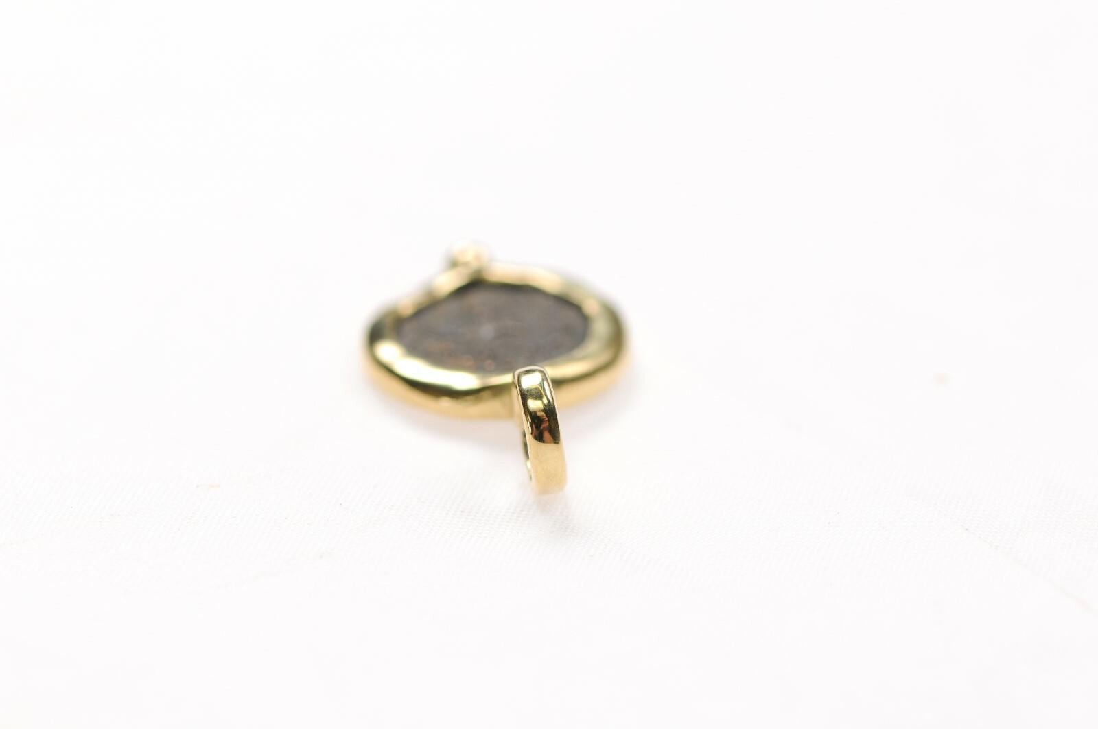 Pendentif en forme de mite de veuve en vente 6
